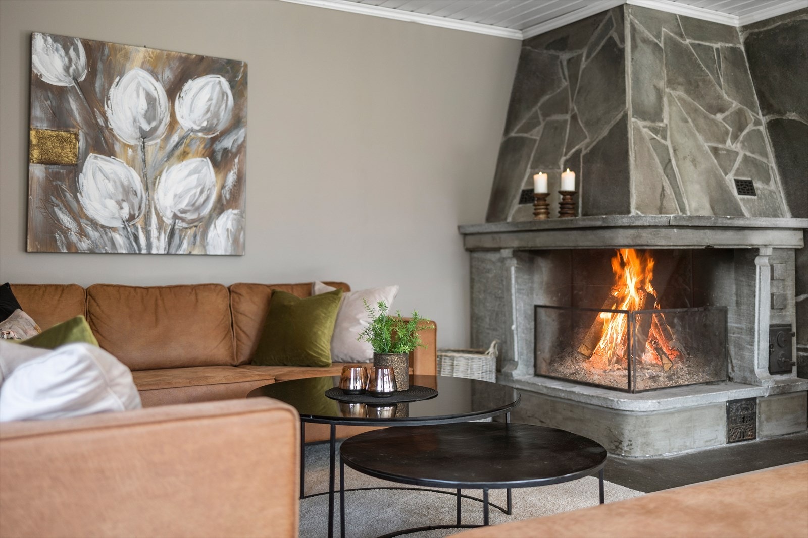 Peisen er ett naturlig midtpunkt og gir grunnlag for gode samtaler langt utover natten. Galleribilde