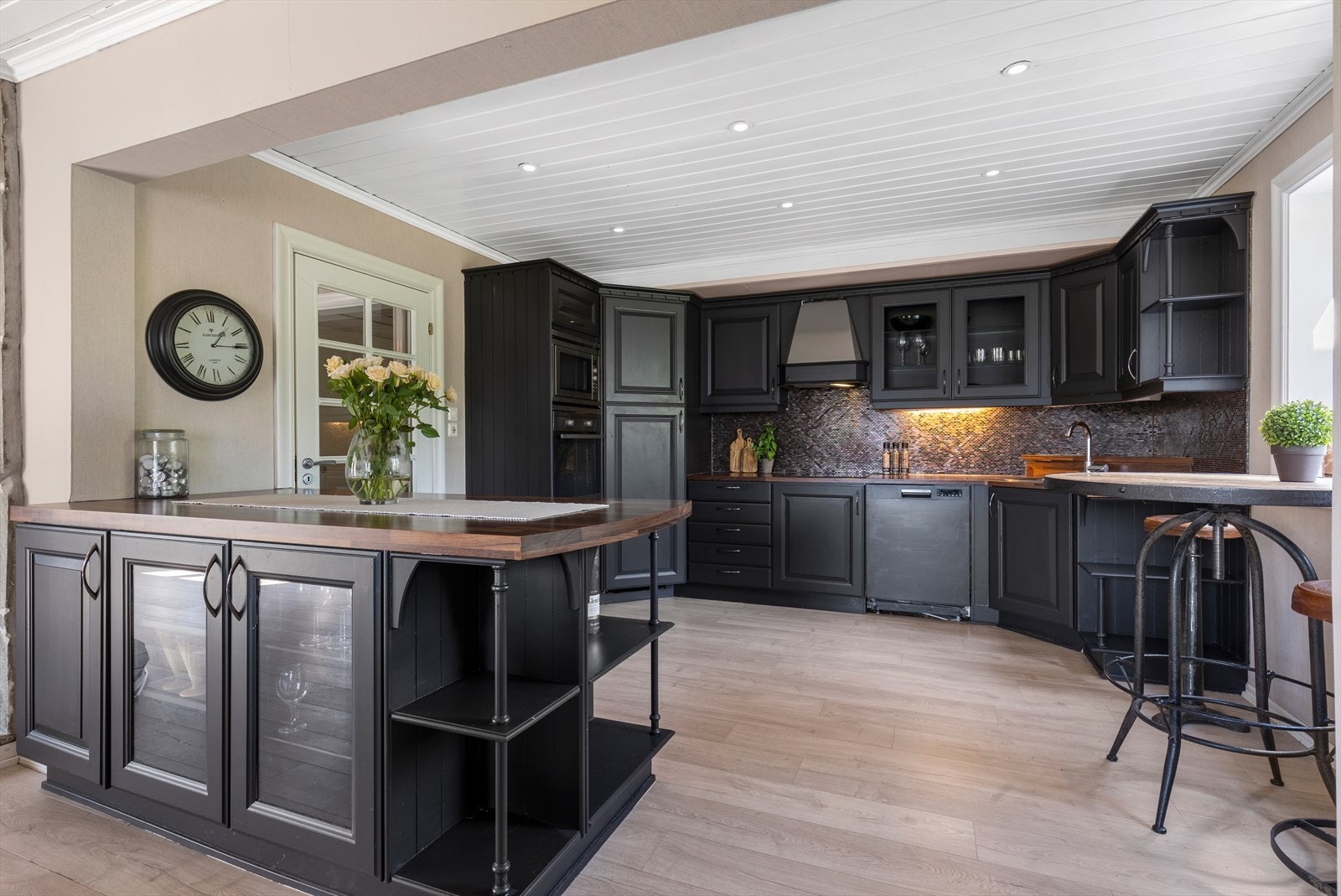 Stort innholdsrikt kjøkken der den matglade virkelig kan boltre seg. Galleribilde