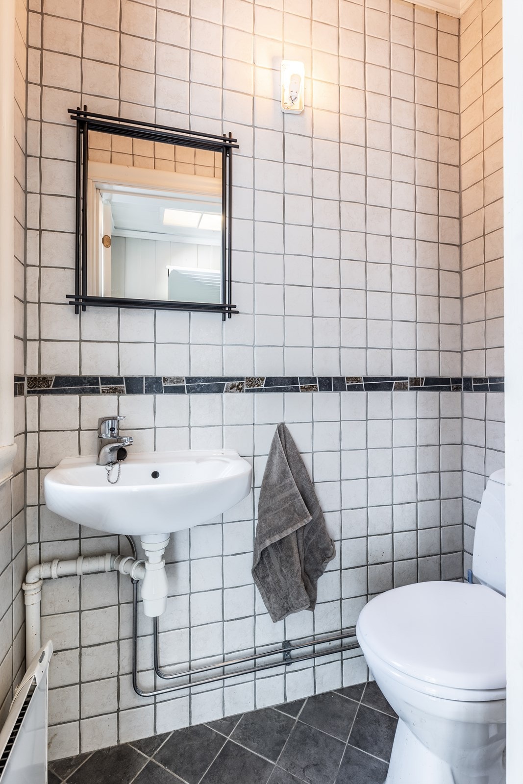 Wc-rom vis-a-vis gang i 1.etg. Galleribilde