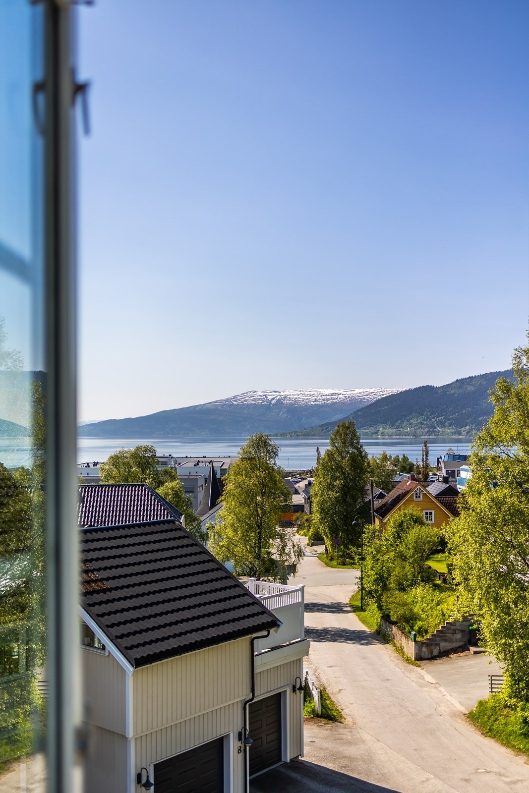 Utsikt fra ett av stuens vinduer. Galleribilde