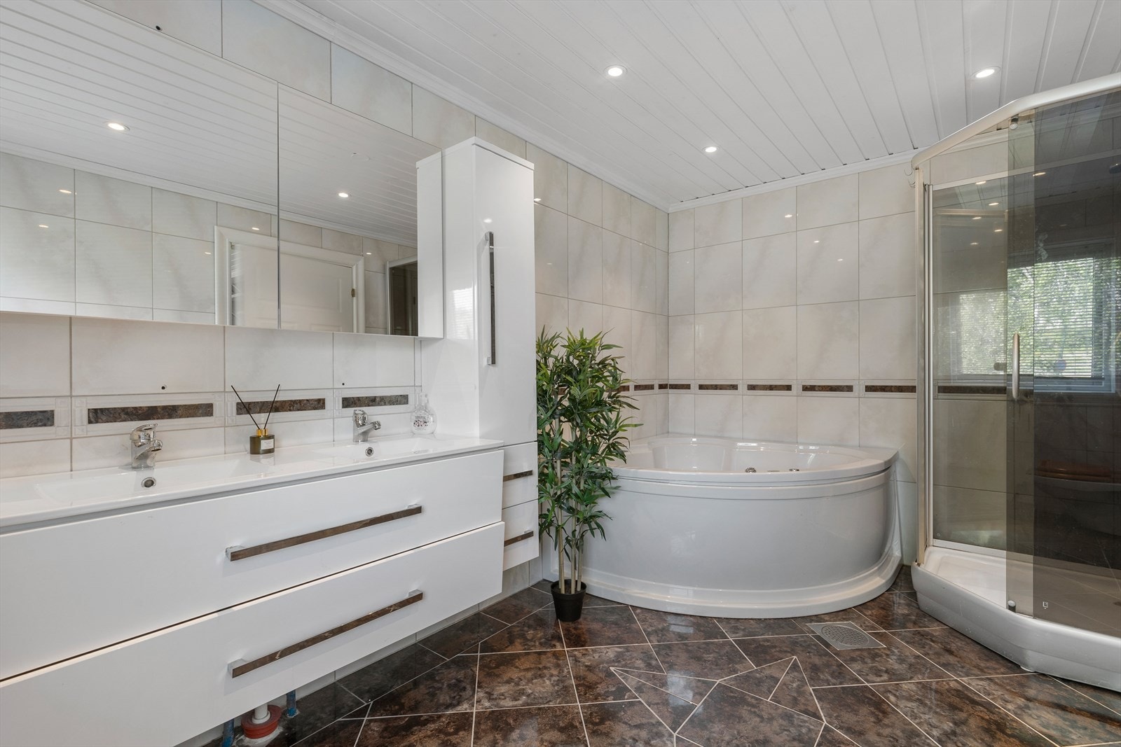 Badet i 2.etg er svært romslig. Galleribilde