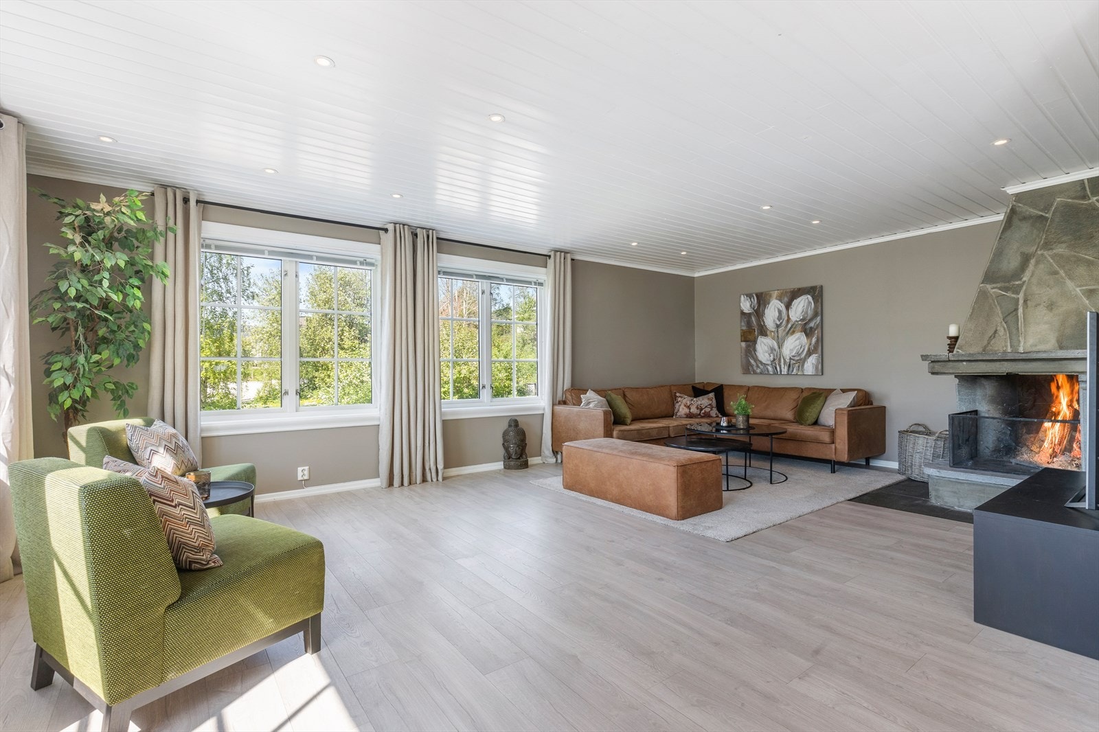 Romslig stue. Downlights i himling. Galleribilde