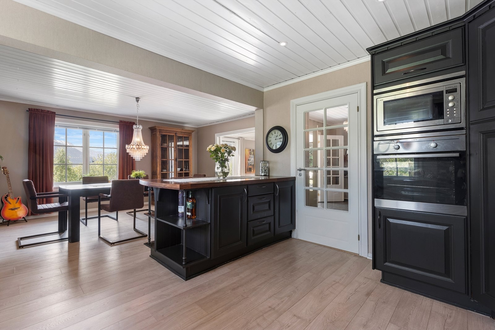 Passasje til hall finnes også fra kjøkkenet. Galleribilde