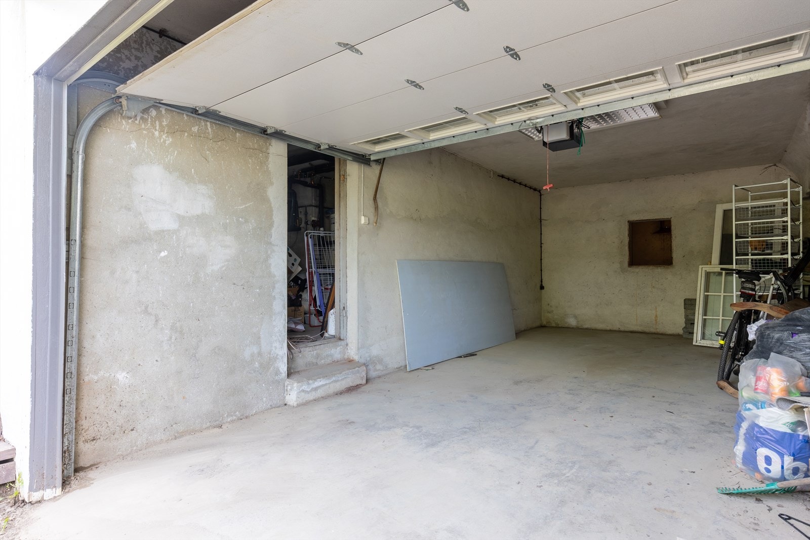 Dobbelgarasje i kjelleren med direkte adkomst til hoveddel via trapp. Galleribilde