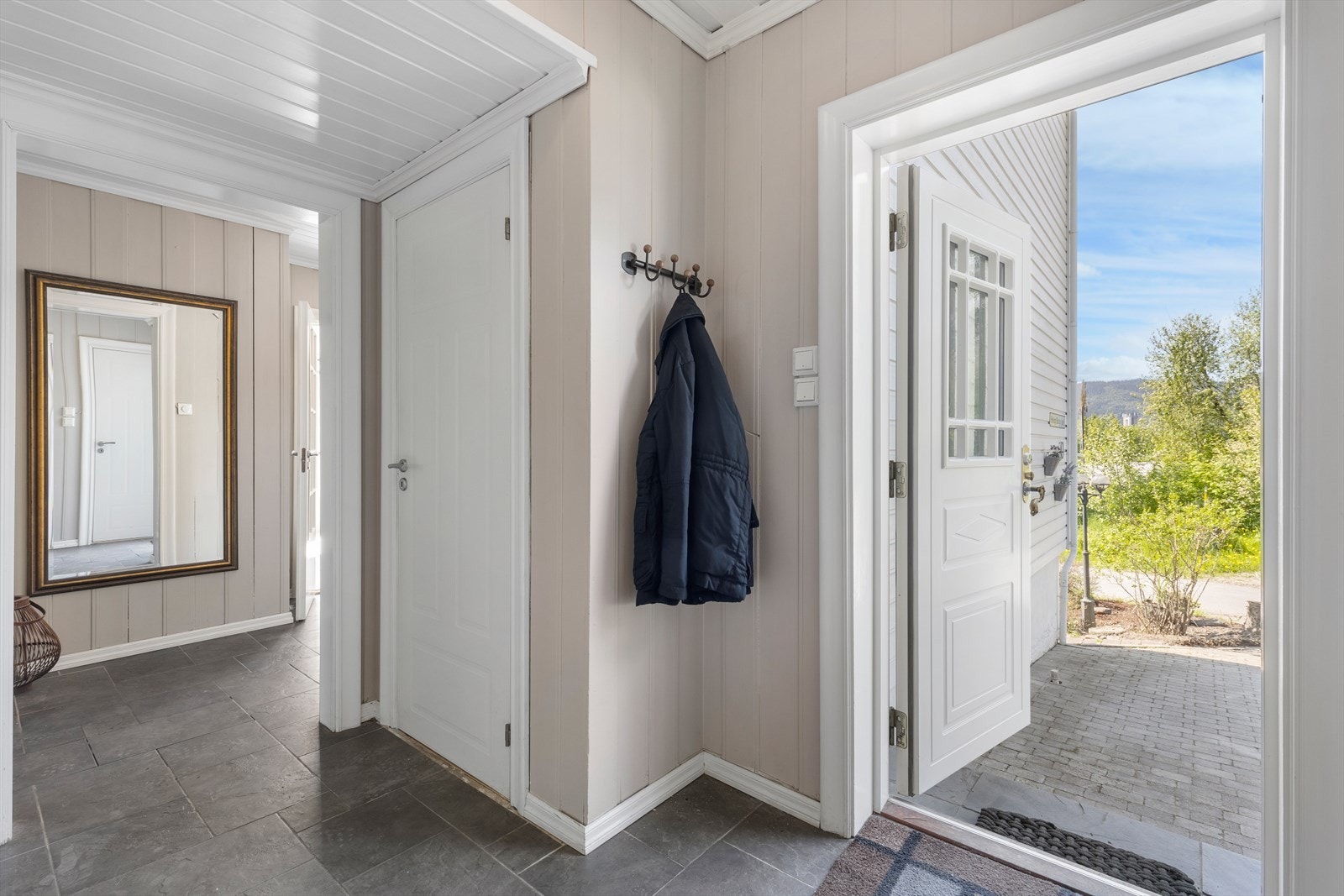 Døren rett frem leder til garasjen. Galleribilde