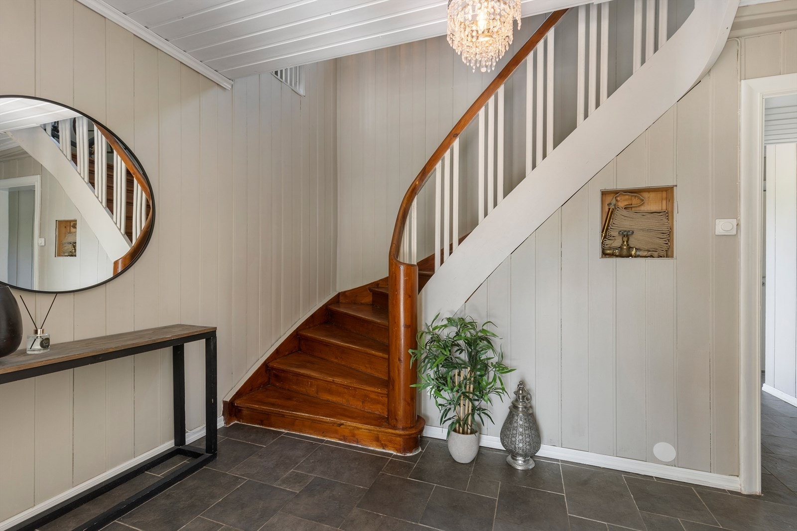 Trappen som er bred, forbinder etasjene vakkert sammen. Galleribilde