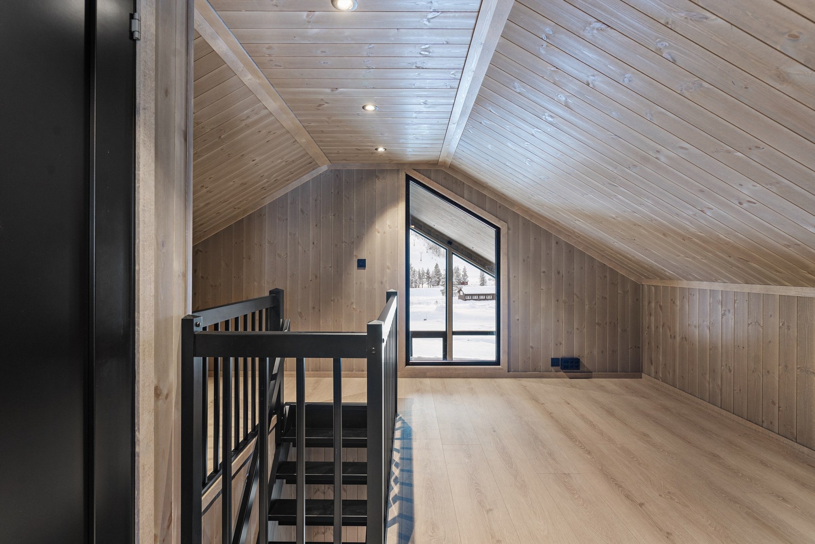 Praktisk loftstue m/plass til sofagruppe og tilhørende møblement. Galleribilde