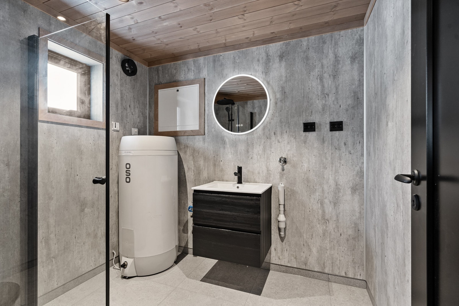 Badet er kombinert bad/vaskerom med mulighet for vaskemaskin og tørketrommel. Galleribilde