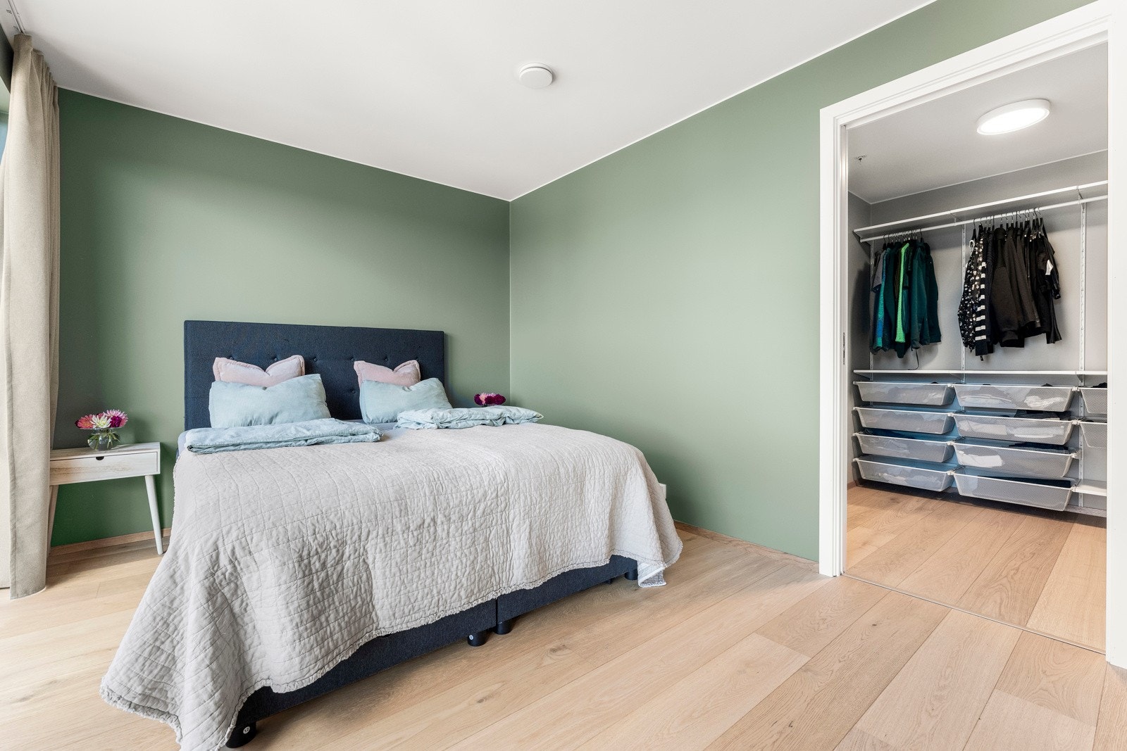 Ved soverommet har man et praktisk walk-i-closet Galleribilde