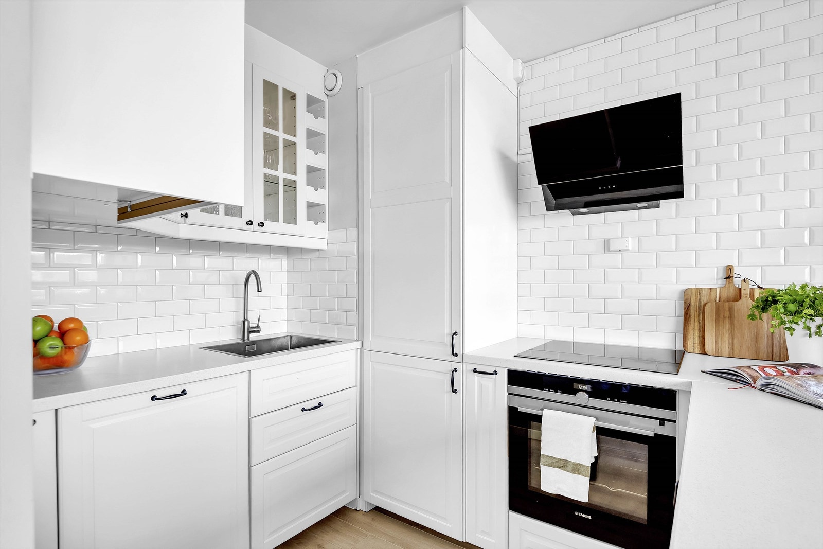 Et stilrent og funksjonelt kjøkken som kombinerer eleganse med praktiske løsninger. Galleribilde