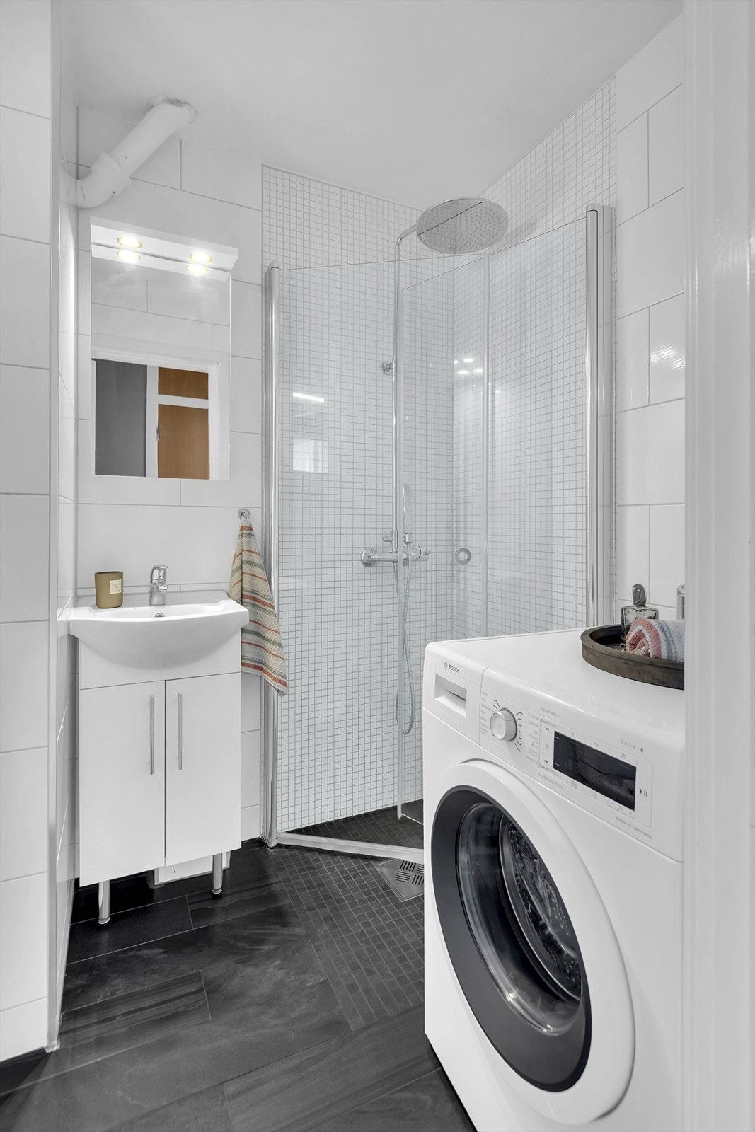 Opplegg for vaskemaskin, ventil med avtrekk til felles kanaler og luftespalte under dørblad. Galleribilde