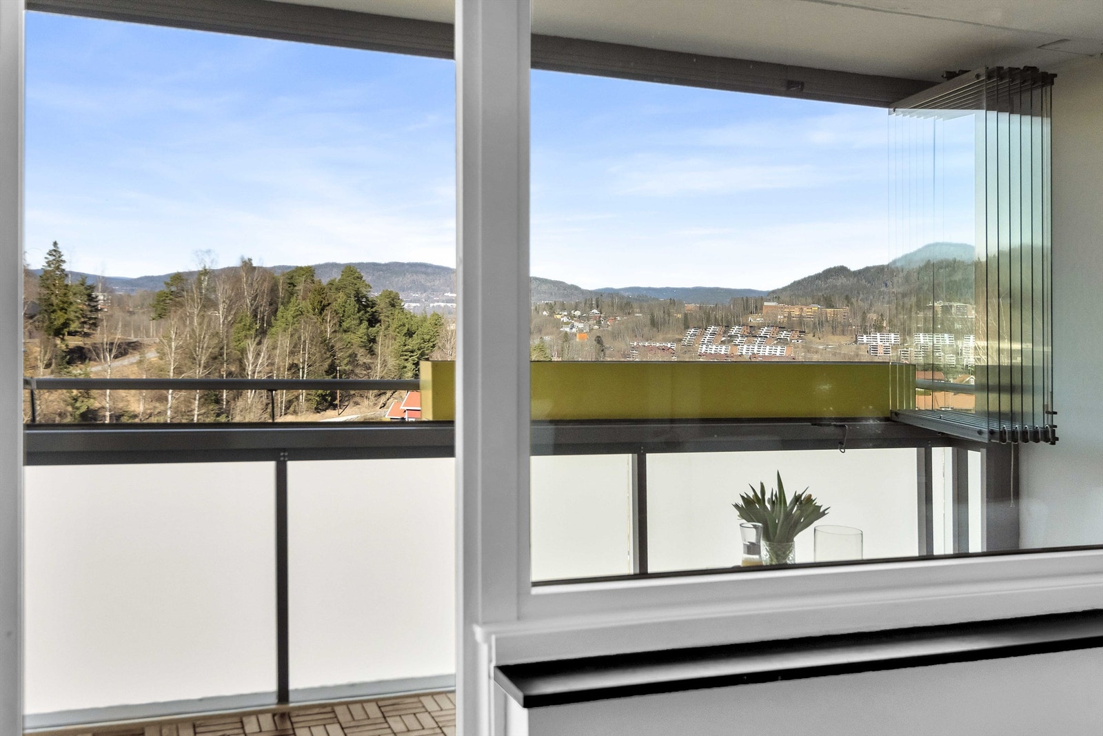 Utgang fra stuen til innglasset balkong på 13 kvm, som kan brukes som en forlengelse av stuen. Galleribilde