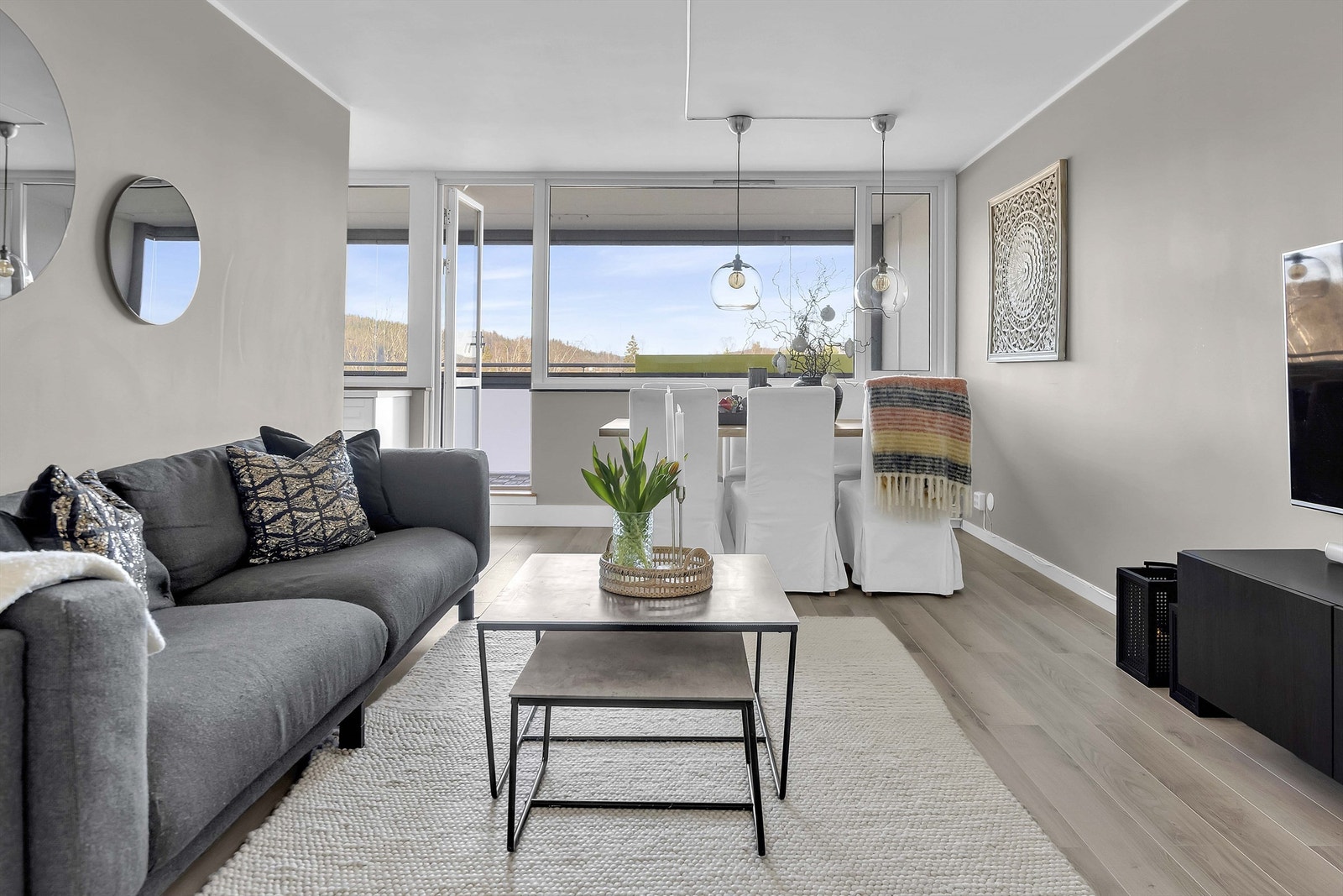 Romslig stue med god plass til spise- og sofaseksjon. Galleribilde