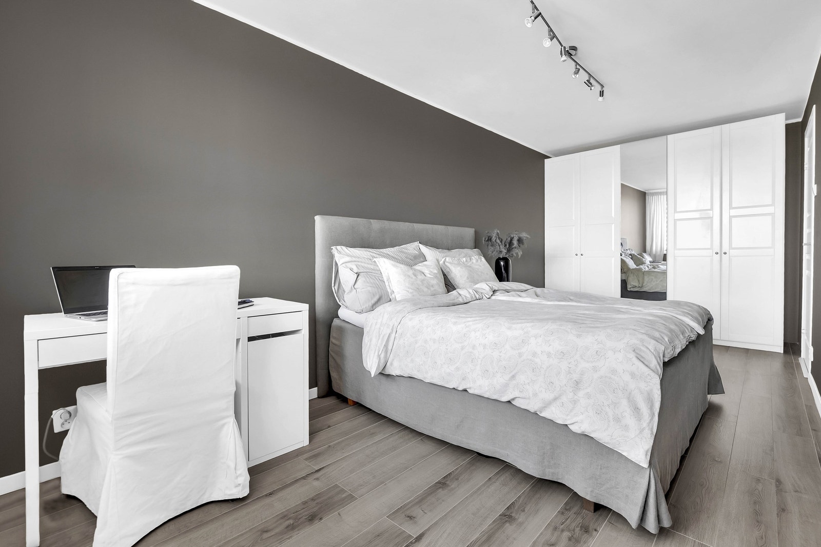 Hovedsoverommet er av god størrelse og kan innredes med dobbeltseng, nattbord og garderobeskap. Galleribilde