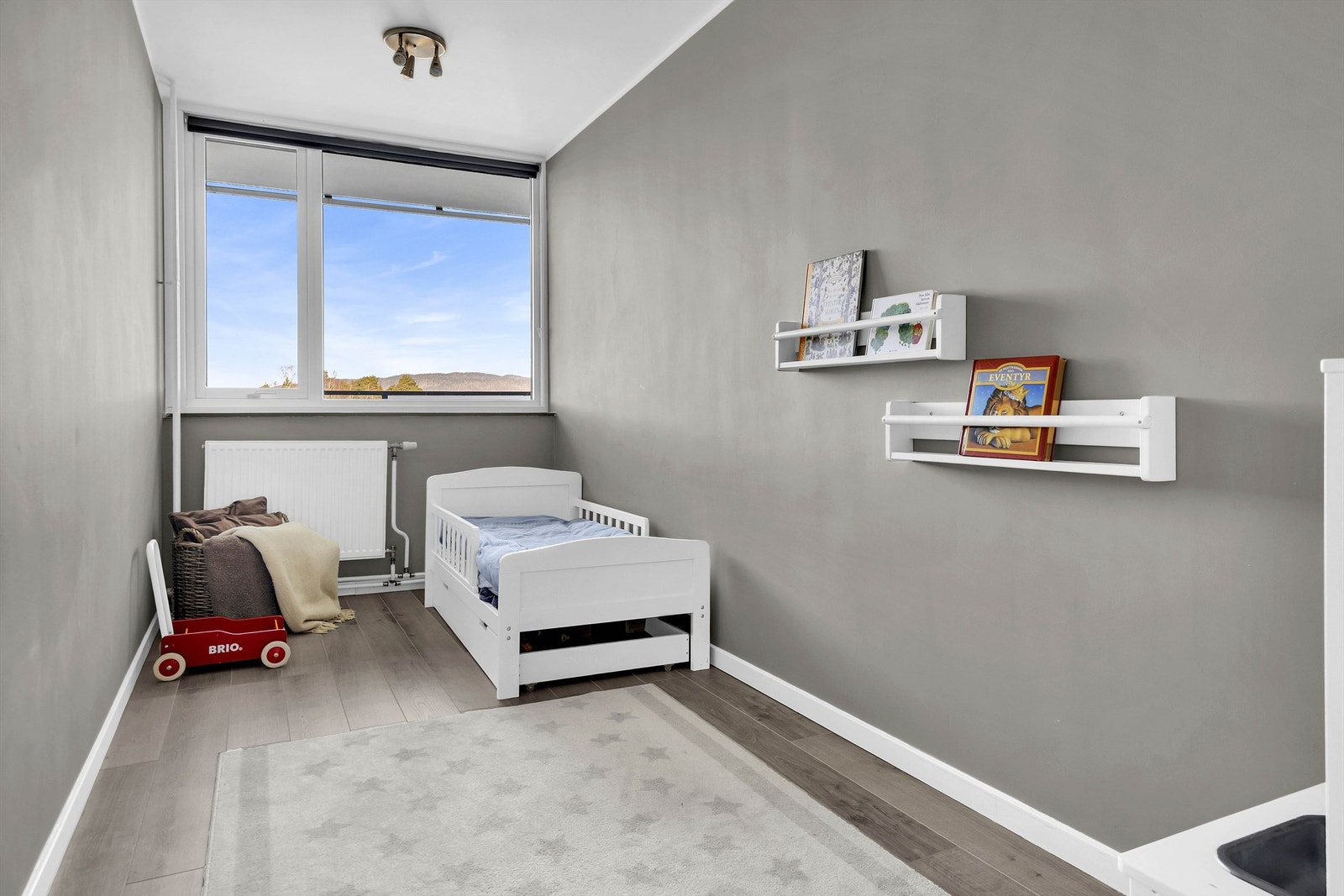 Soverom 2 kan brukes som et kontor, gjesterom eller et barnerom, alt etter ønske og behov! Galleribilde