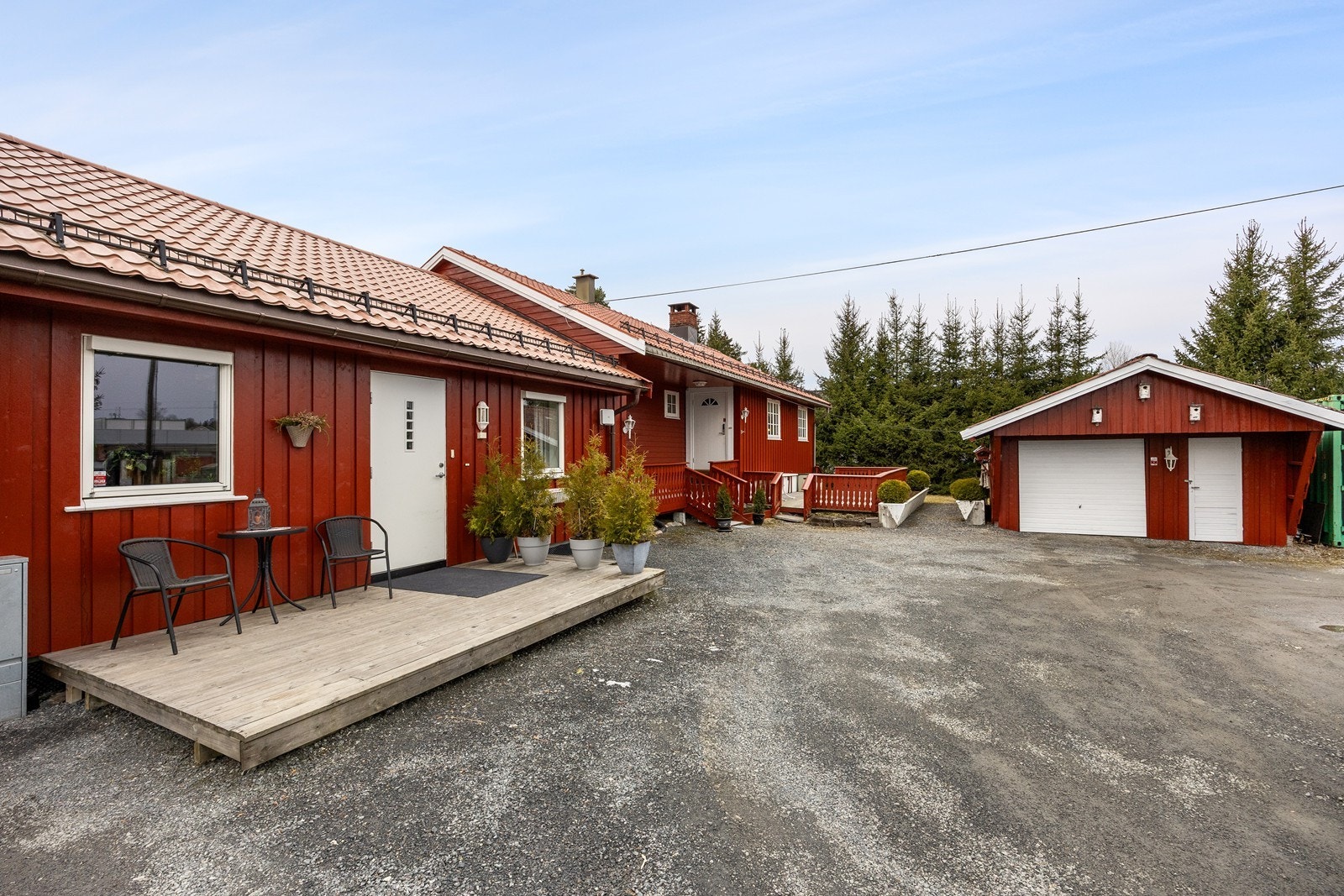 Hoveddelen har også et pent, overbygd inngangsparti. Galleribilde