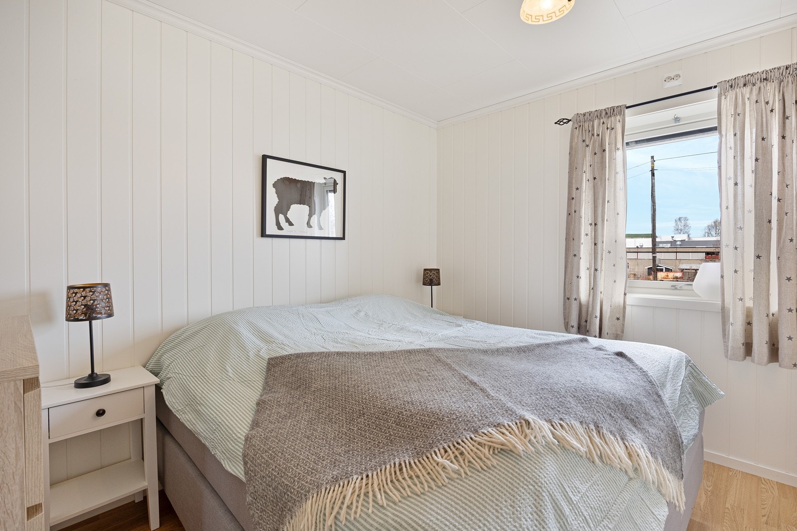Soverommet har plass til garderobeskap i tillegg til dobbeltseng med nattbord på hver side. Galleribilde