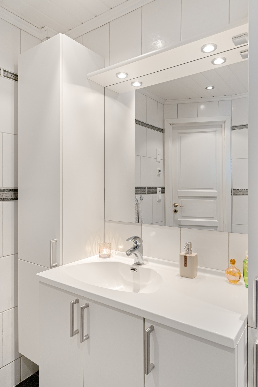 Gulvet har varmekabler, og vegg-i-vegg med badet er det et enkelt vaskerom. Galleribilde