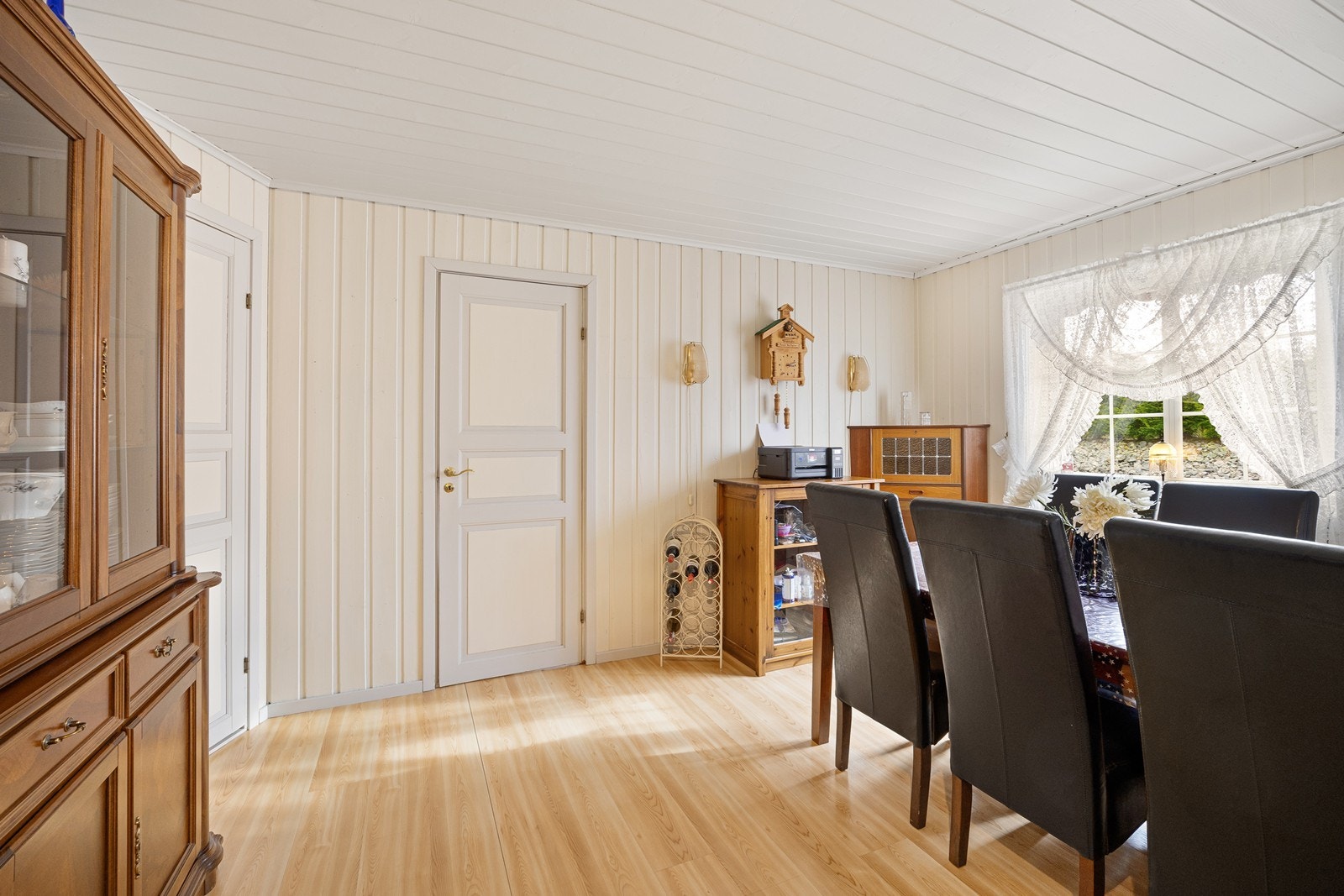 Spisestuen ligger mellom gangen og stuen, og gir plass til selskaper med både familie og venner. Galleribilde