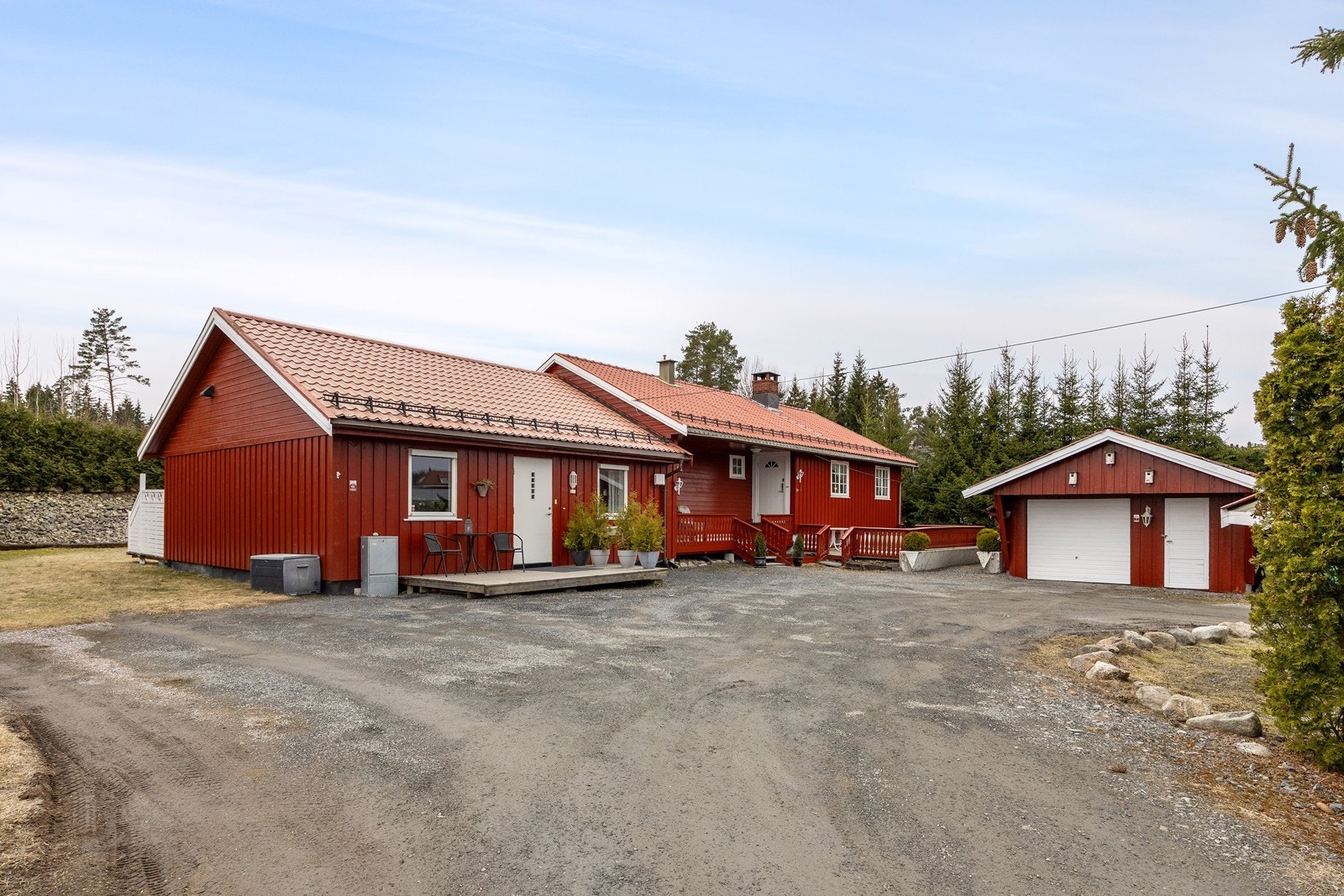 Med garasje på ca. 32 kvm og stor gårdsplass er det god plass til biler og andre kjøretøy. Galleribilde