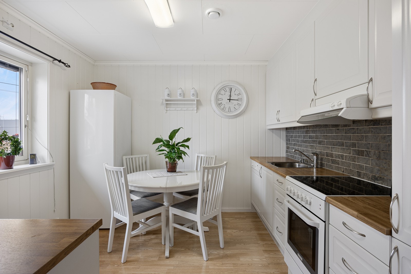 Kjøkkenet ligger i eget rom og har plass til spisebord. Galleribilde