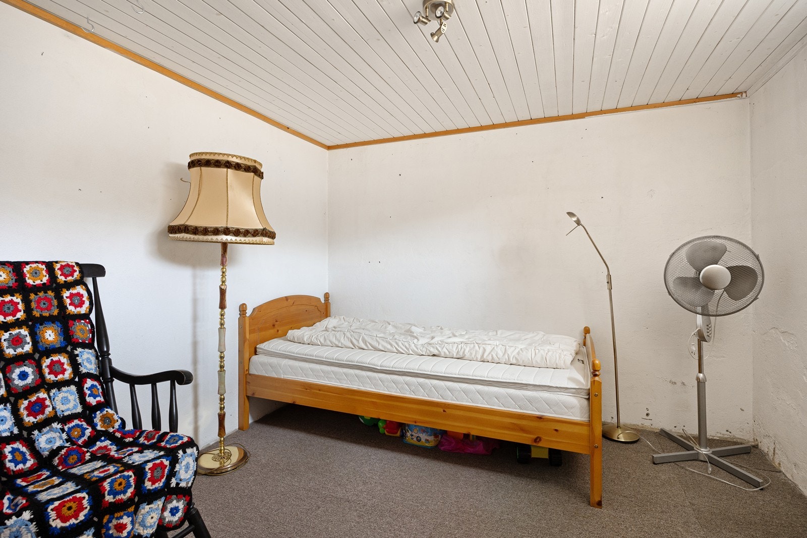 Kjelleren har to boder og i tillegg god lagringsplass i gangene. Galleribilde