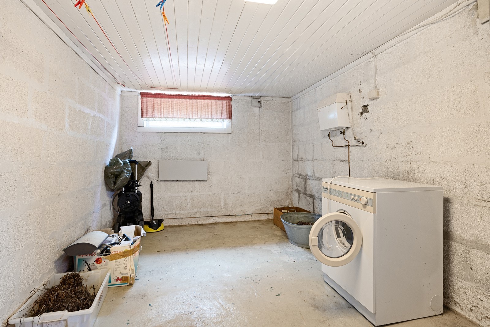 Det er også vaskerom og toalettrom i kjelleren, som begge er modne for renovering. Galleribilde