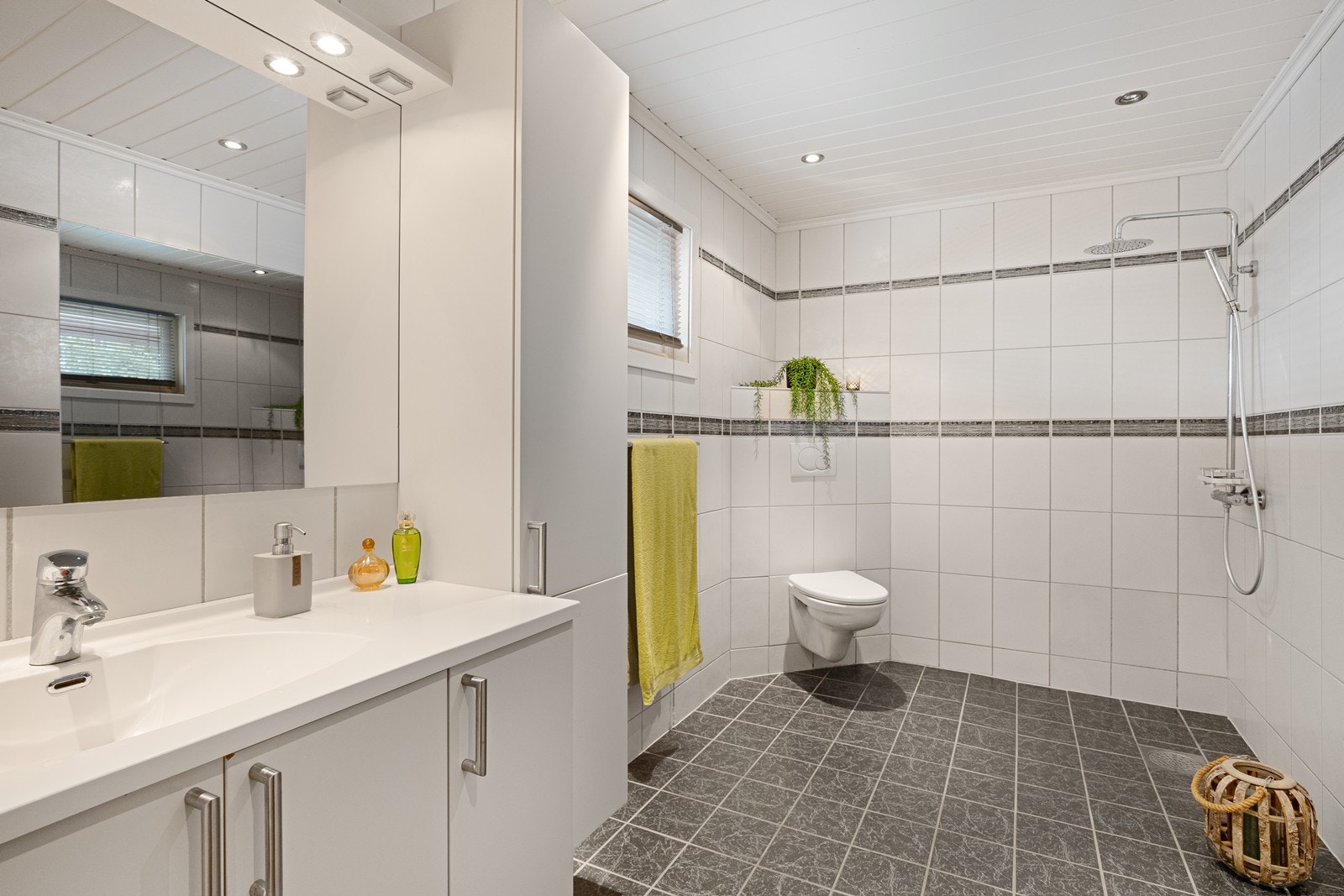 Badet kan skilte med regnfallsdusj, mye skapplass og innfliset helfigurspeil. Galleribilde