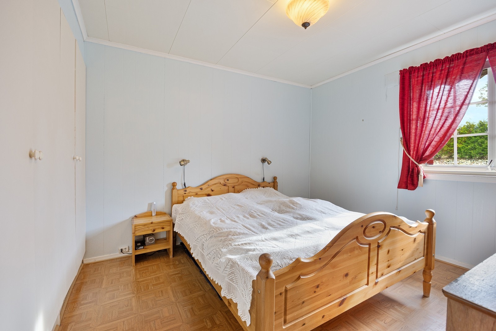 Soverommet har plassbygde garderobeskap, og det er for øvrig rikelig med lagringsplass i flere kjellerboder. Galleribilde