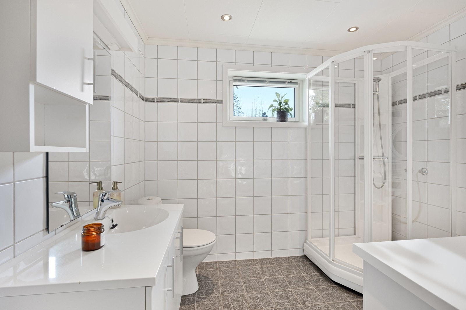 Badet er arealeffektivt og har praktisk innredning. Galleribilde