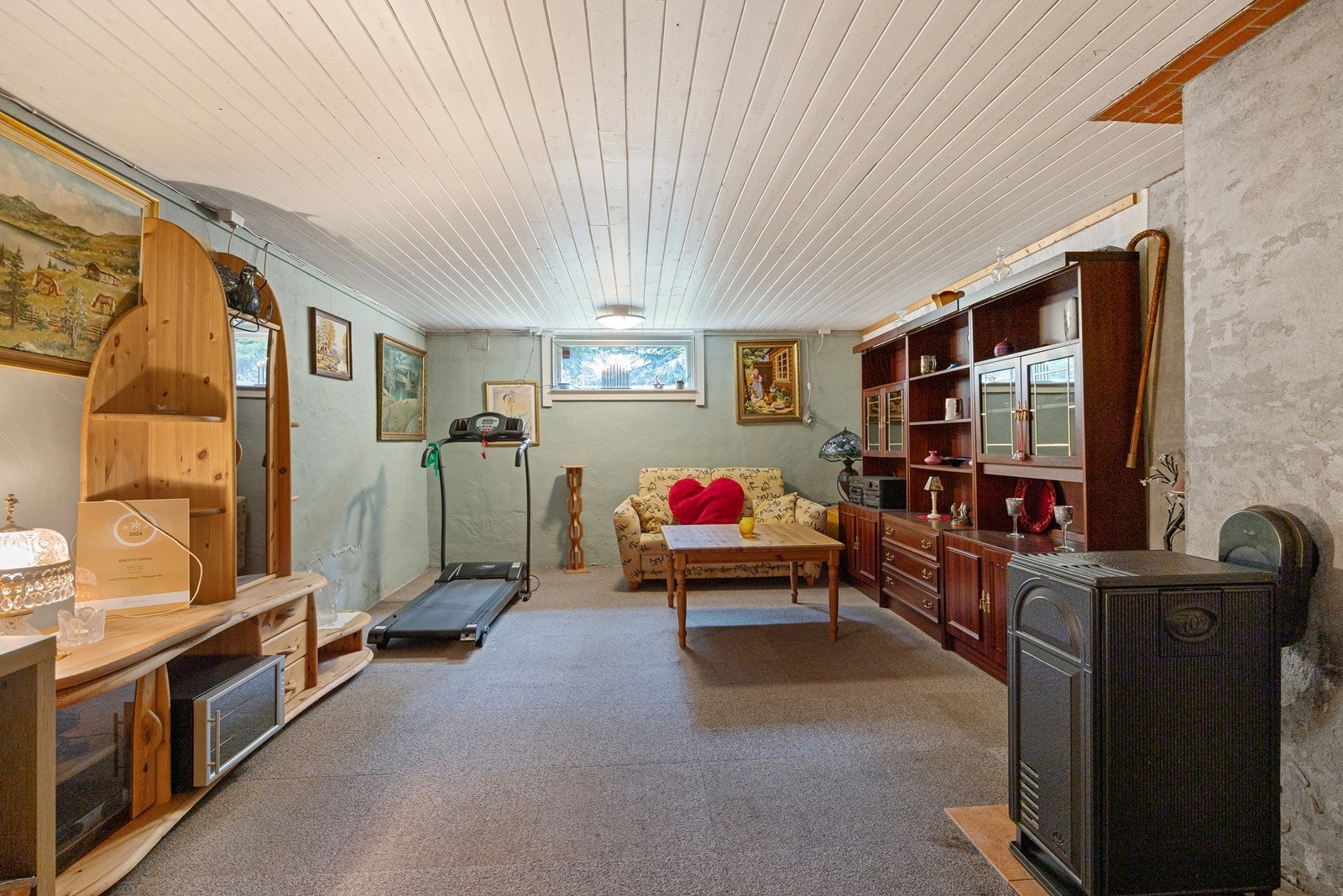 I kjellerstuen er det kamin, men denne er ikke i bruk. Oljetanken er fylt med renset parafin. Kjellerenst er ikke søkt om og ikke godkjent for varig opphold. Galleribilde