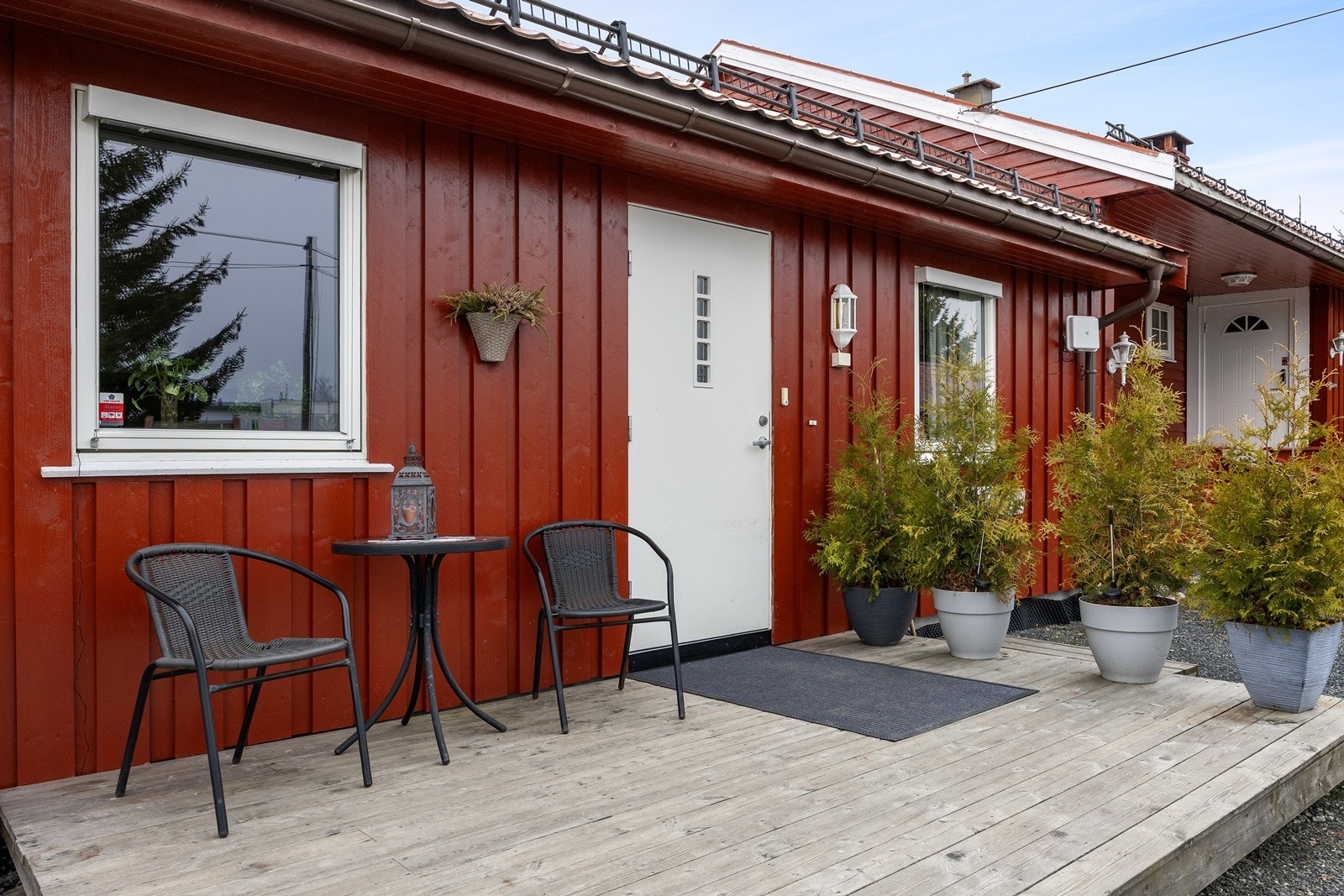 Hybelen har inngang fra en terrasse hvor det er hyggelig å ønske gjester velkommen. Galleribilde