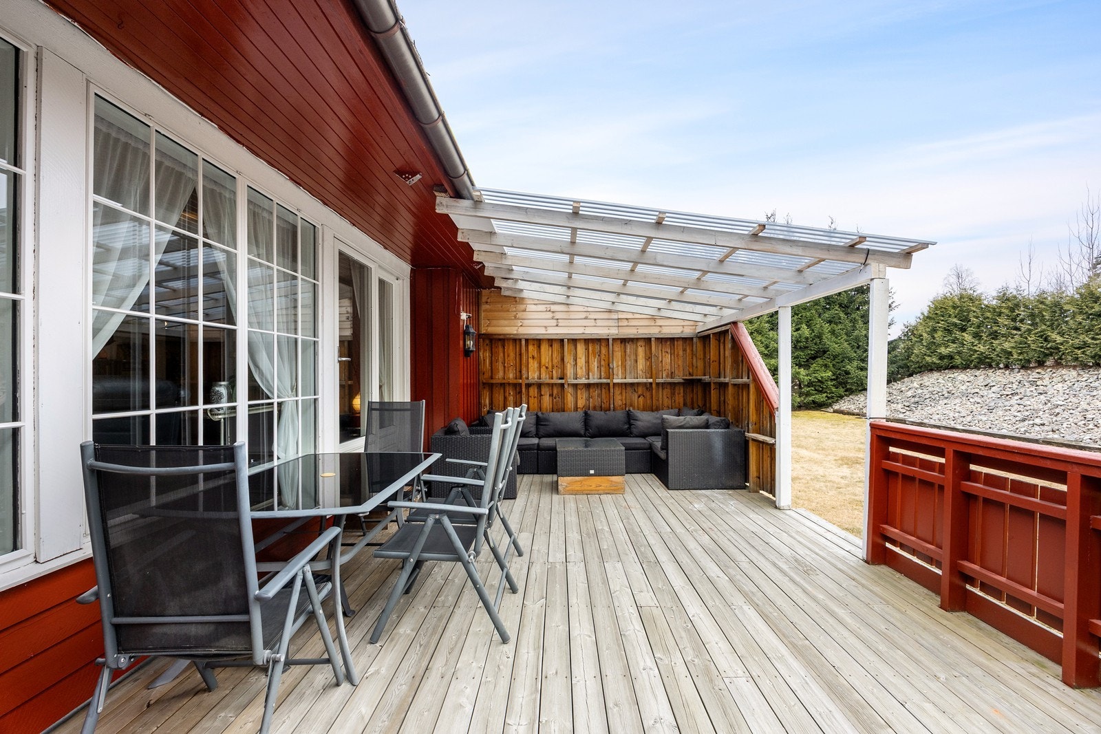 På den ene terrassen er det laget en lun og koselig sone - perfekt for hjørnesofa. Galleribilde