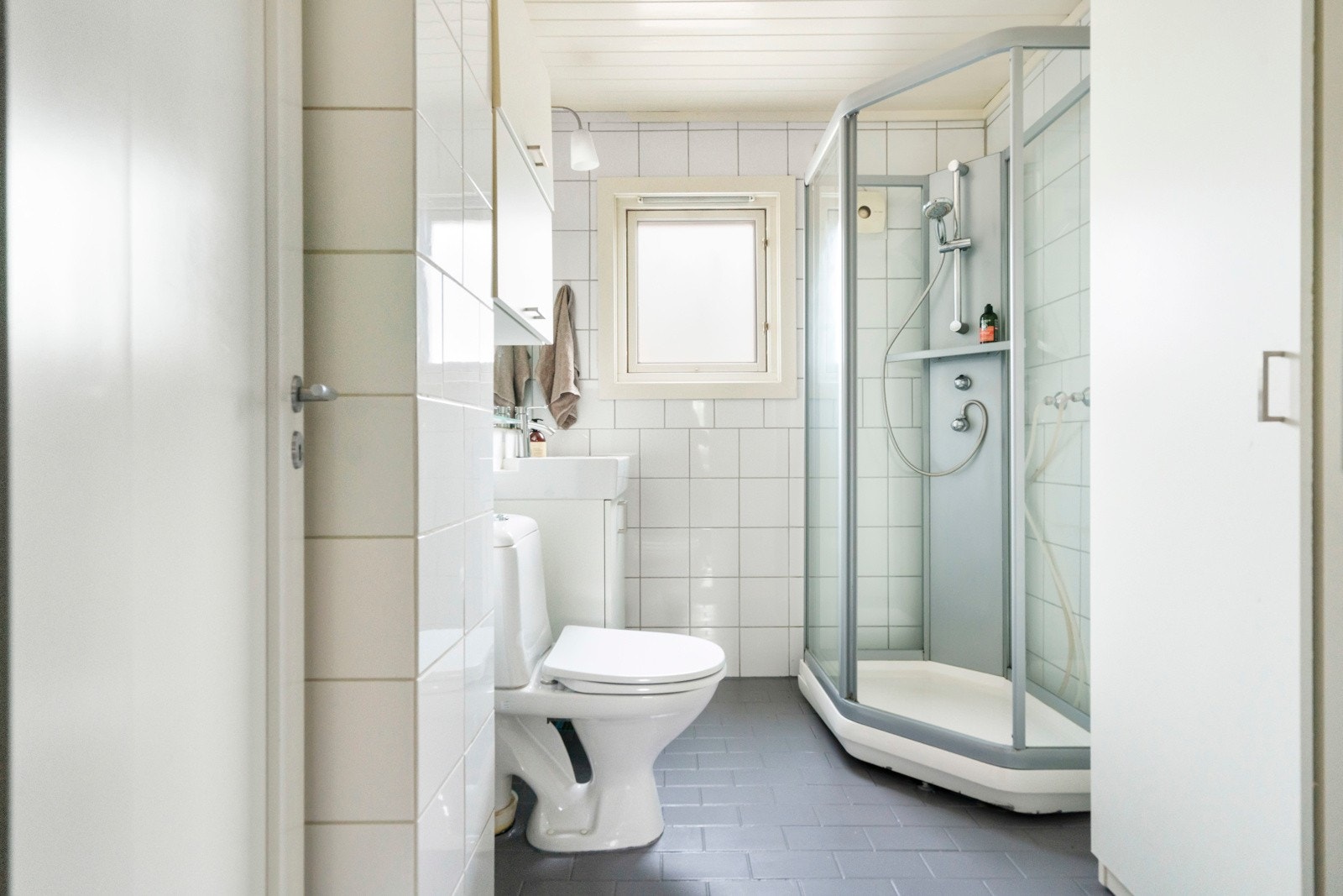 Lyst og pent, flislagt bad med gulvvarme. Galleribilde