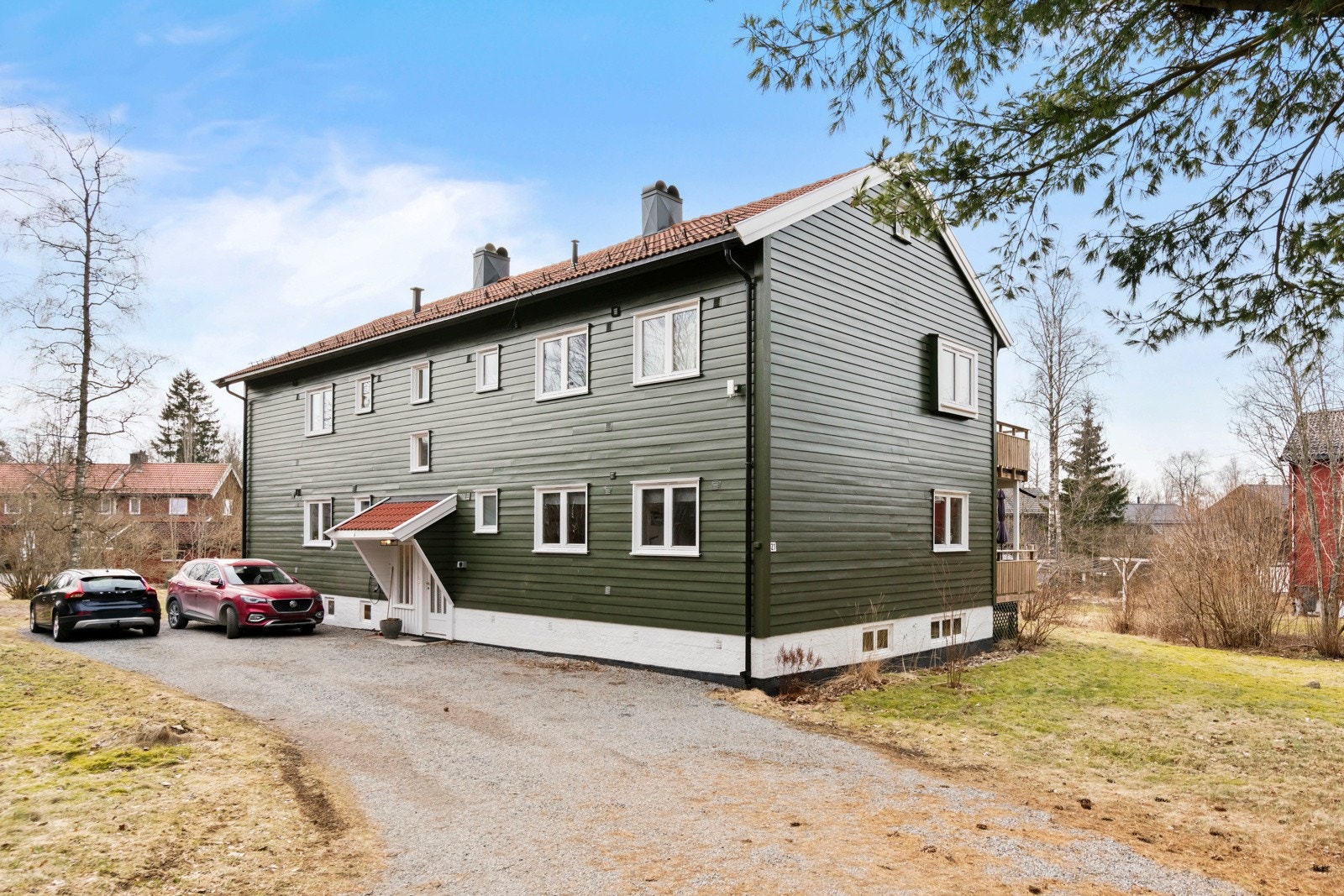 Det medfølger en parkeringsplass med elbil llader, samt en plass til gjesteparkering. Galleribilde