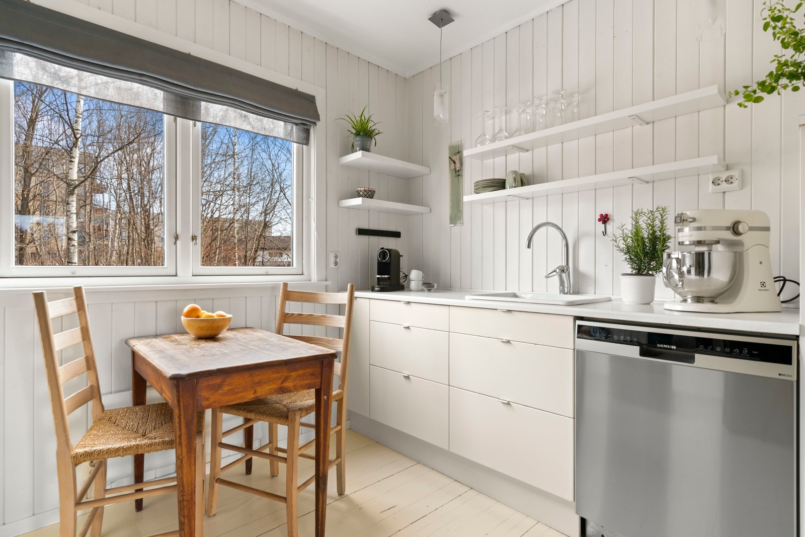 Det er integrert porselensvask, ettgreps blandebatteri og hvitevarer som kjøleskap, oppvaskmaskin og komfyr følger med. Galleribilde