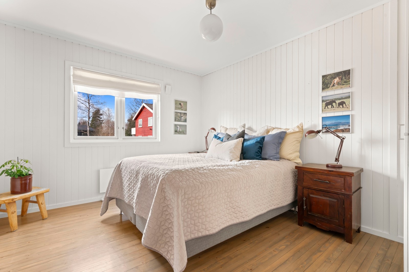 Leiligheten har to soverom. Hovedsoverommet har plass til dobbeltseng og store garderobeskap Galleribilde