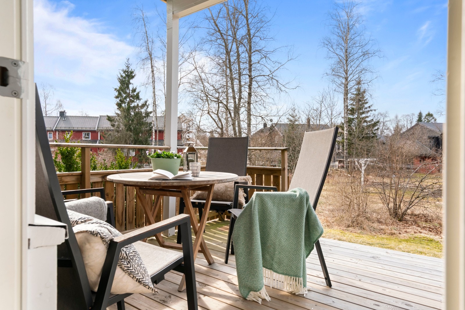 Store gressaraler utenfor terrassen. Meget luftig og usjenert! Galleribilde