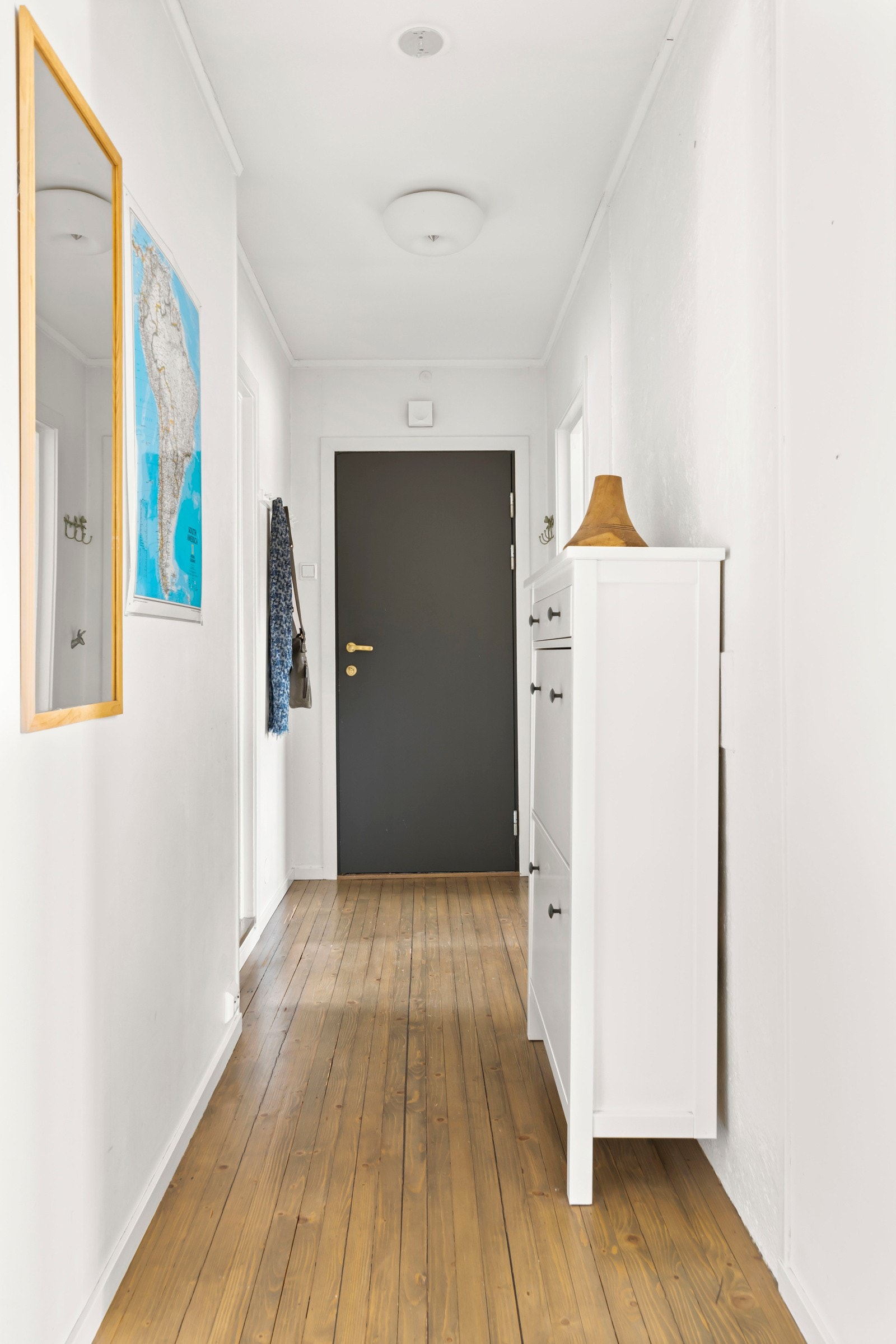 Leiligheten har en praktisk entré med plass til yttertøy og sko. Galleribilde