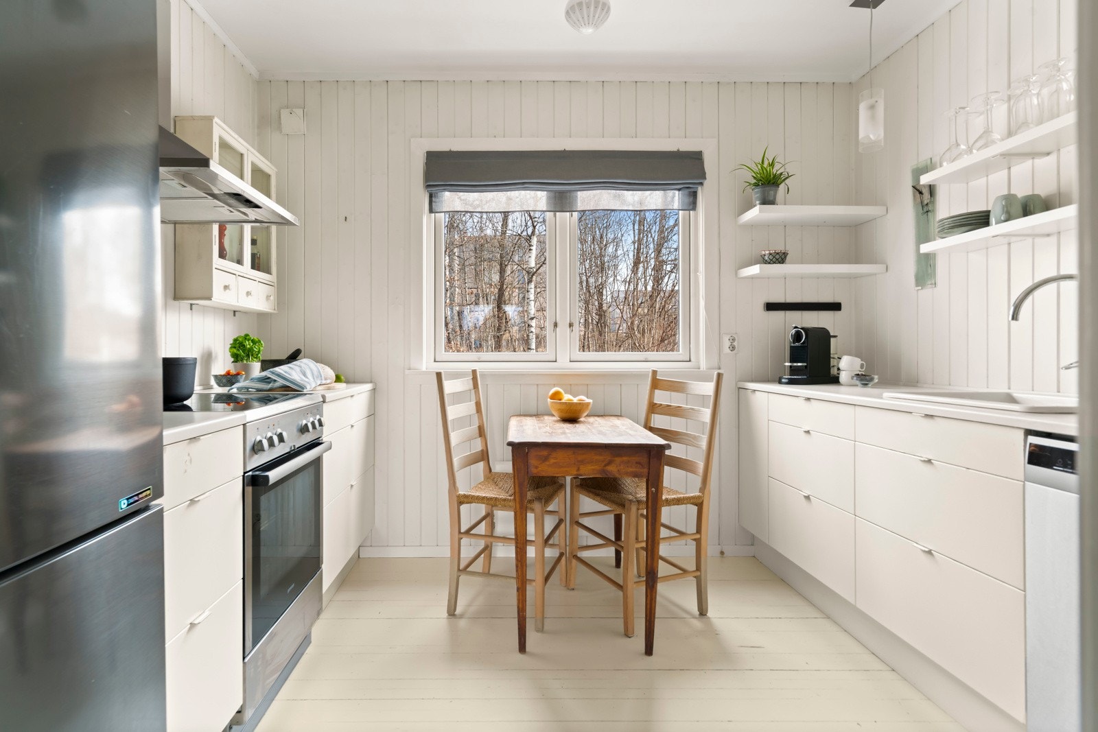 Kjøkkenet har en klassisk og funksjonell innredning med slette fronter og laminat benkeplate. Galleribilde