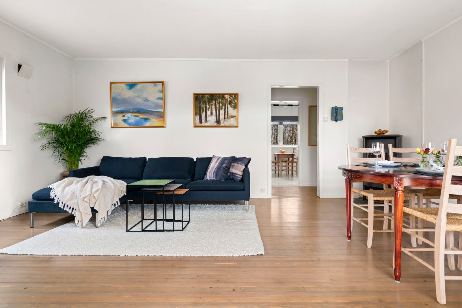 Det er godt plass til både sofagruppe og spiseplass. Galleribilde