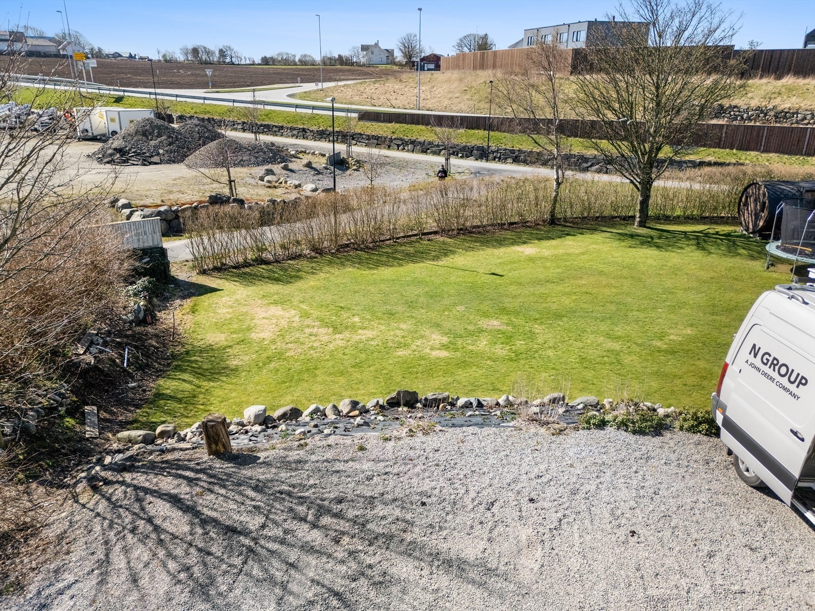 Tomten er plassert i Reevegen - kun en spasertur unna skoler, barnehager og sentrum Galleribilde