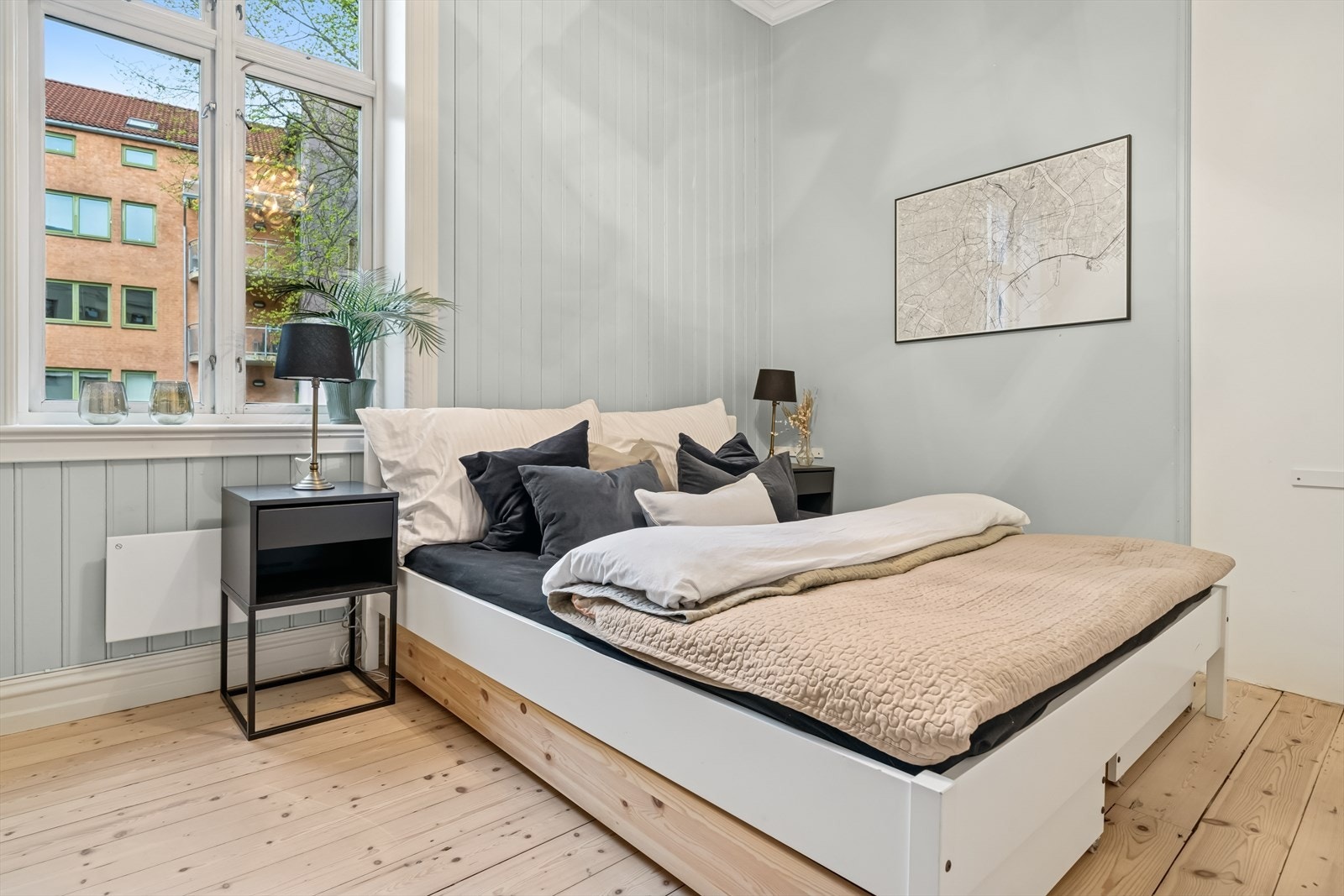 Her får du store vindusflater som slipper inn rikelig med naturlig lys. Rommet ligger vendt inn mot stille bakgård. Galleribilde