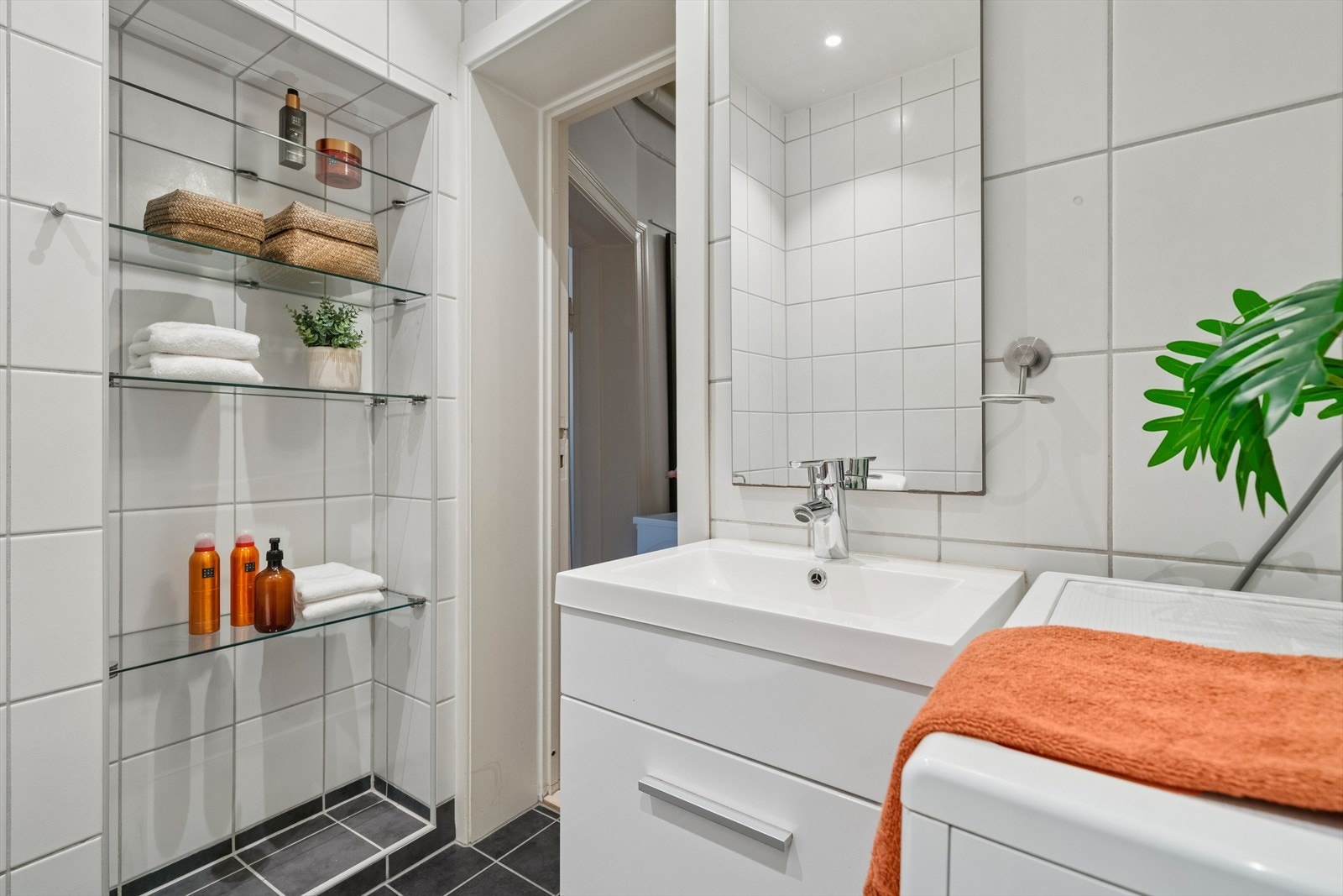 Videre er det en heldekkende servant med skuffeseksjon og overspeil. Galleribilde