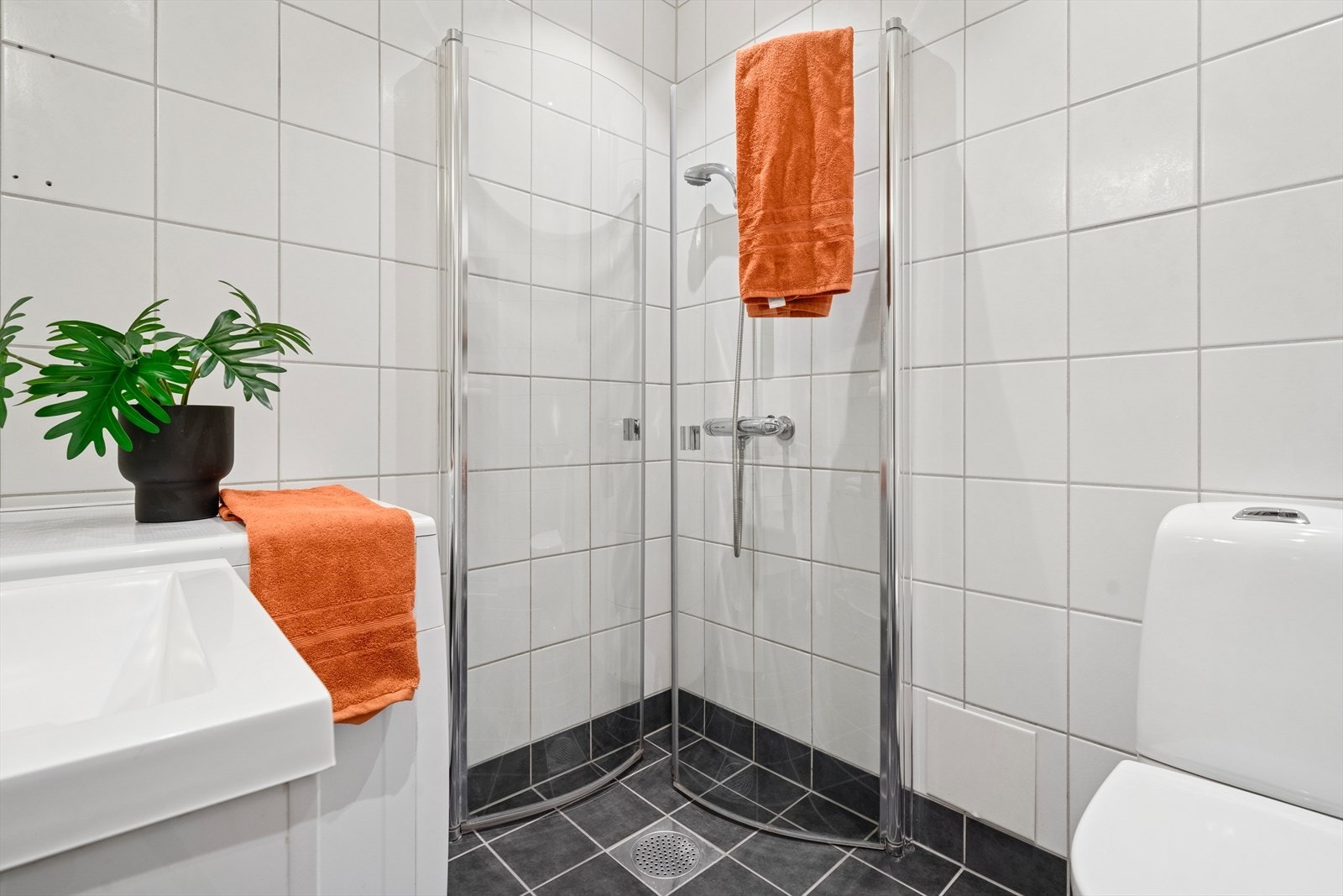 Badet har hjørnedusj med innfellbare dører i herdet glass. Galleribilde