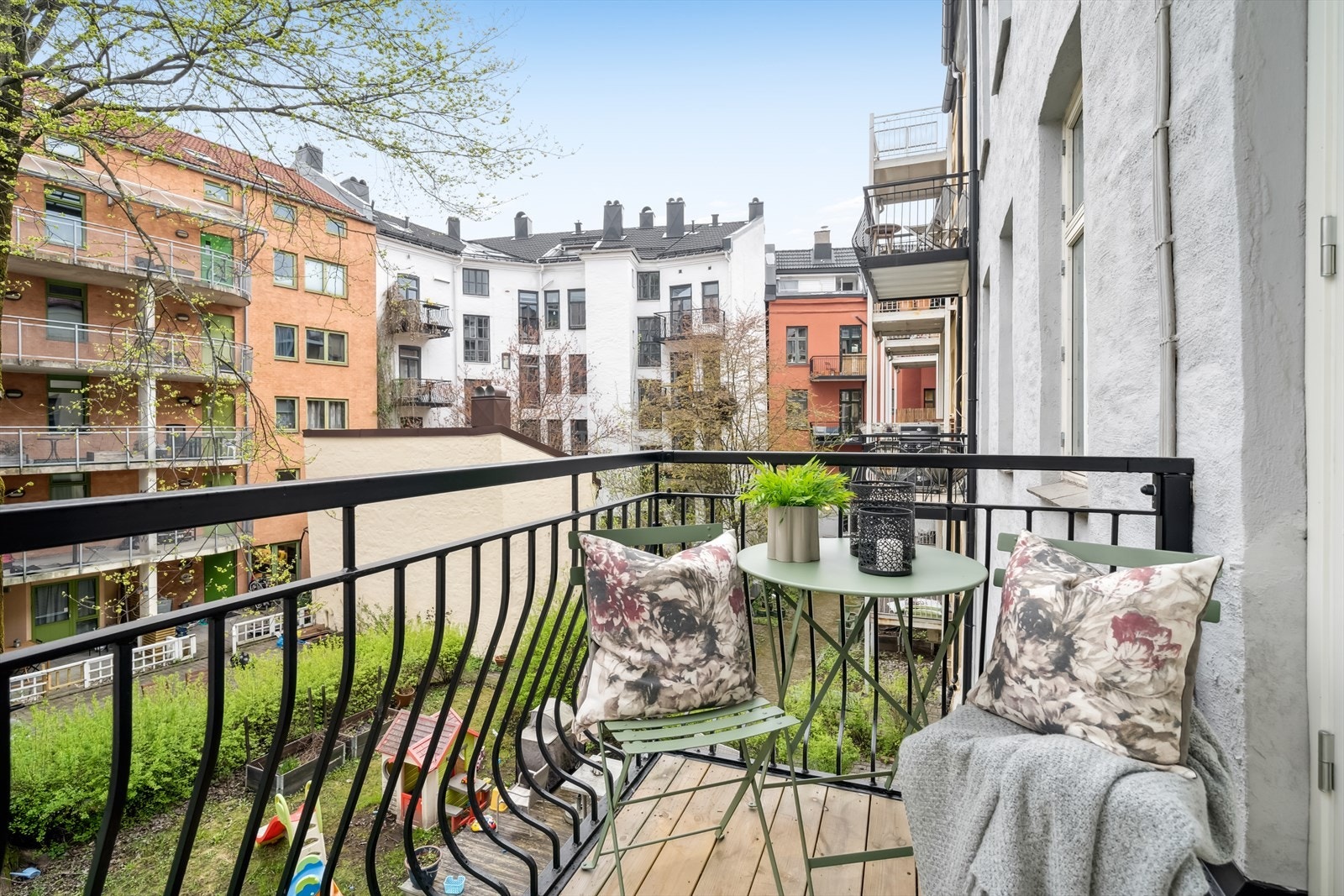 Fra kjøkkenet er det utgang til boligens balkong. Balkongen ligger vendt inn mot rolig bakgård. Galleribilde