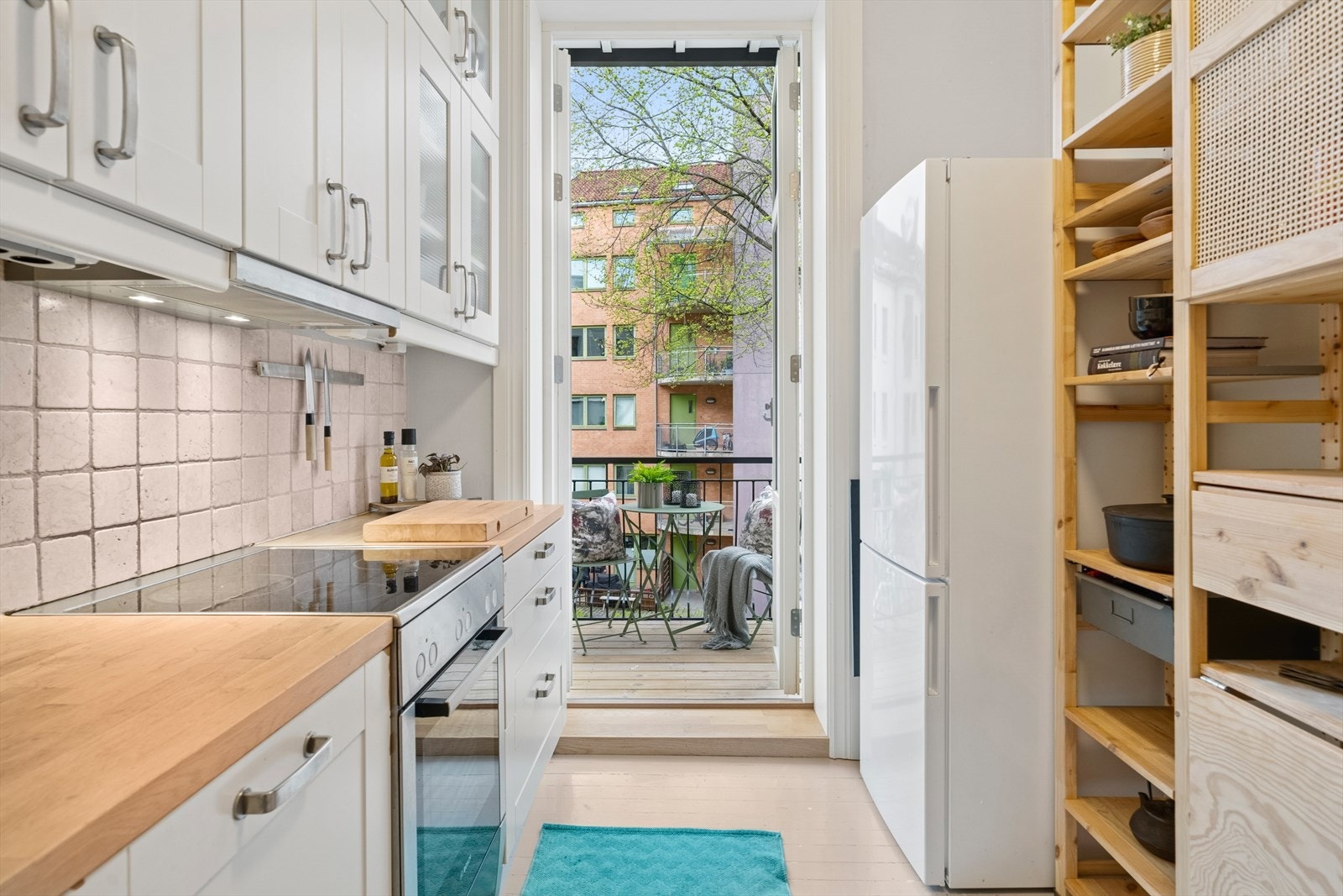 Kjøkkenet ligger separat fra stuen, noe som bidrar til en god romfølelse og en naturlig oppdeling av boligen. Galleribilde