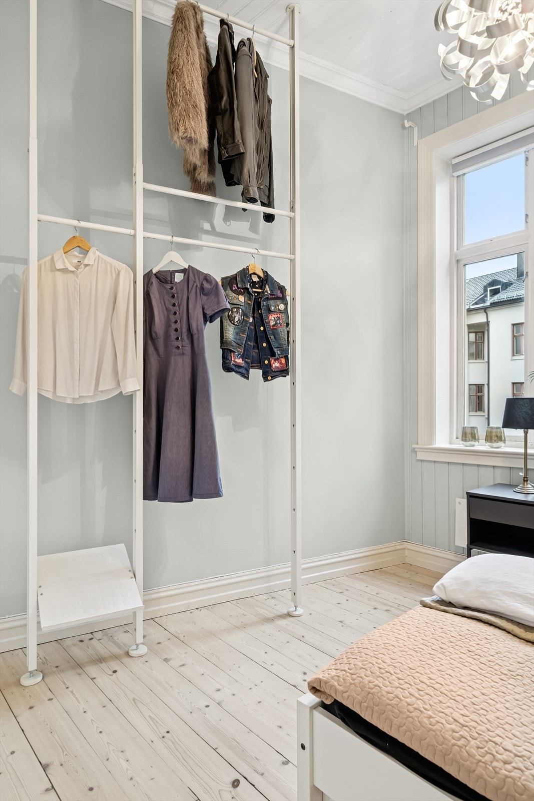 Praktisk oppbevaringsløsning med gode muligheter for å henge opp klær. Galleribilde