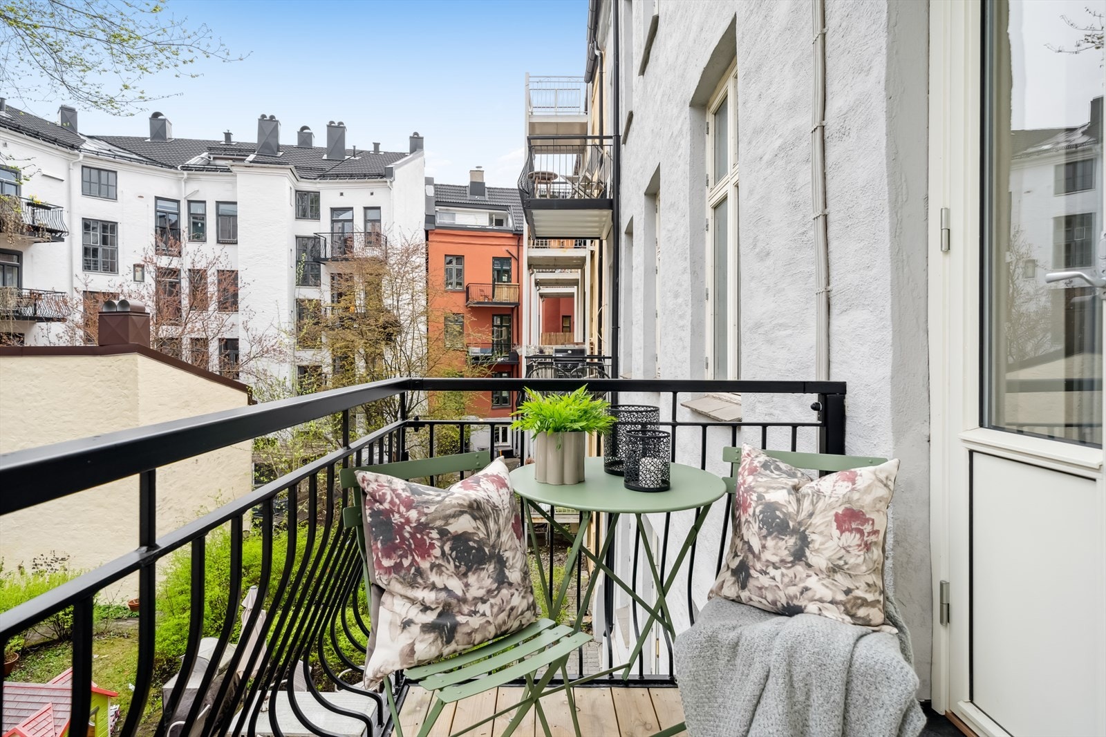 Balkongen er nordvestvendt og har fine solforhold. Galleribilde
