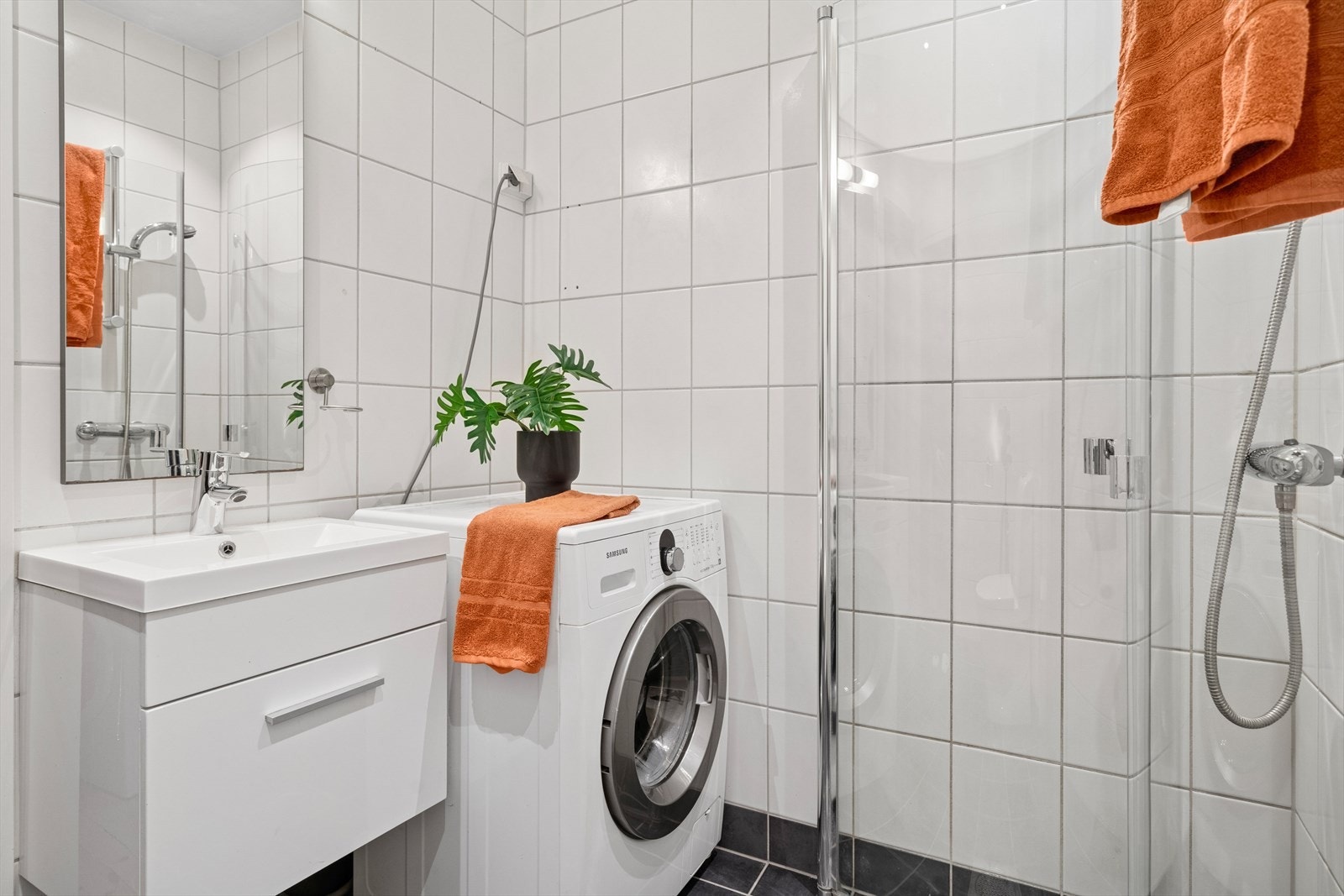 Flislagt bad med opplegg for vaskemaskin. Galleribilde